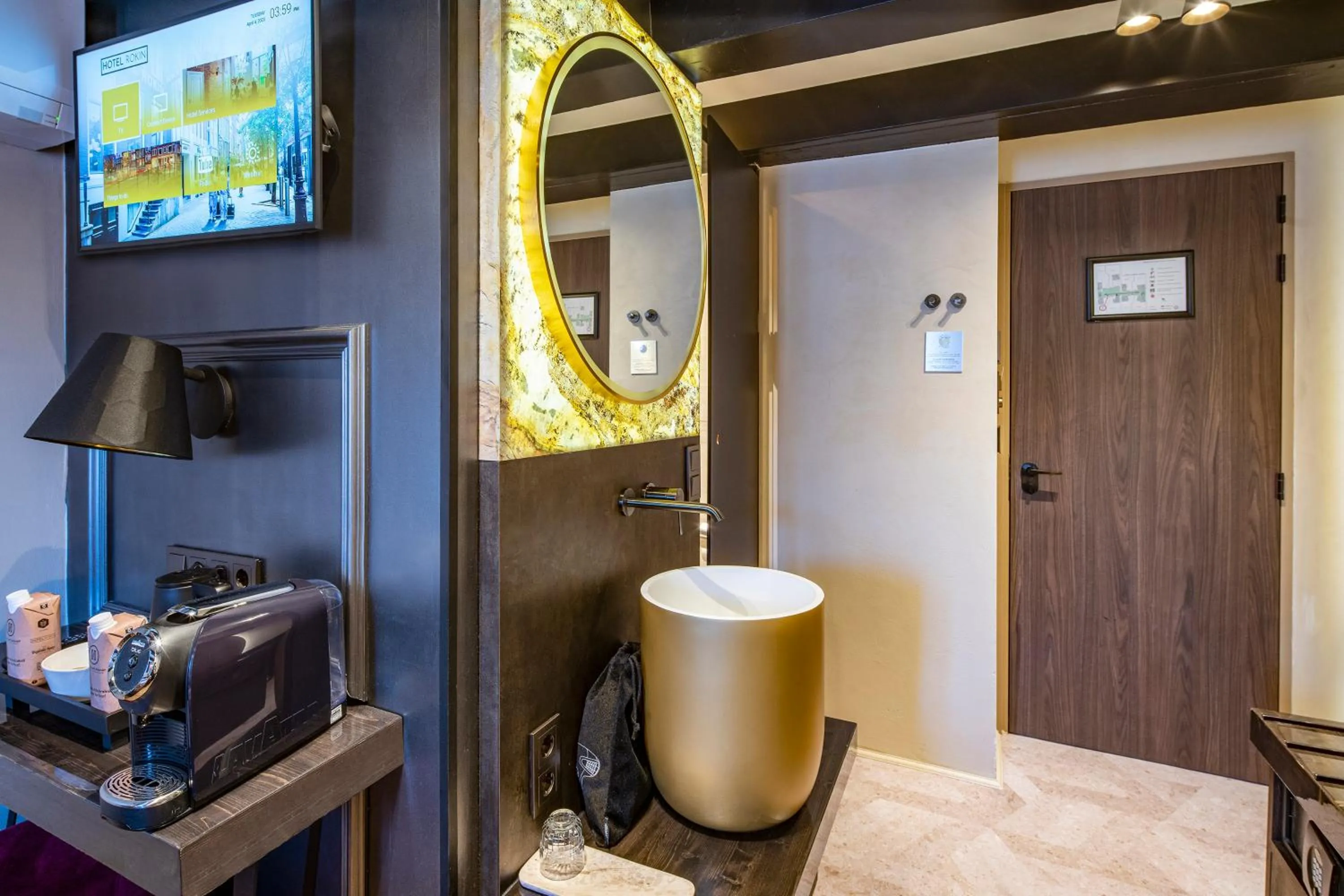 Photo of the whole room, Bathroom in Rokin Hotel