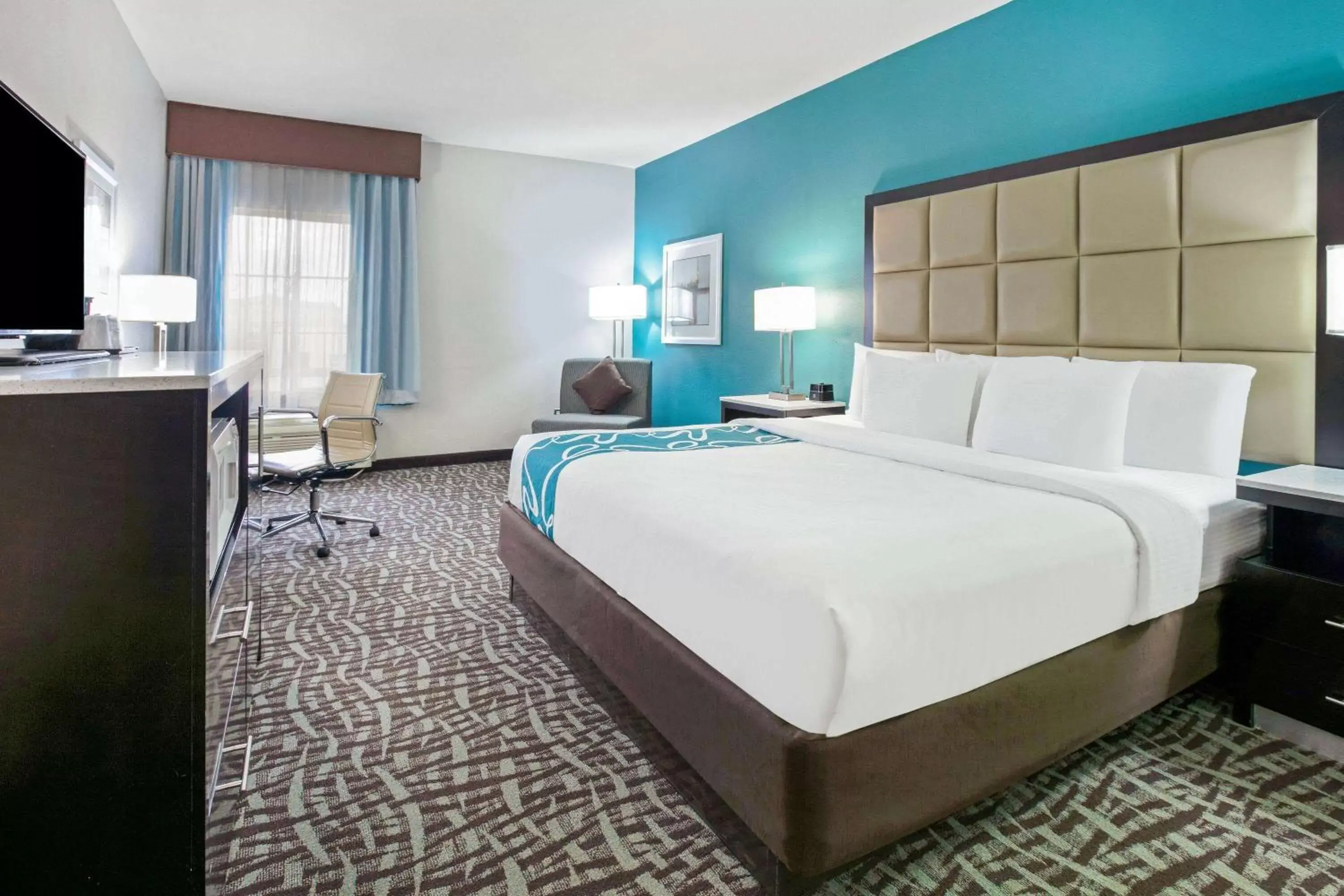 Photo of the whole room, Bed in La Quinta Inn and Suites by Wyndham Paris