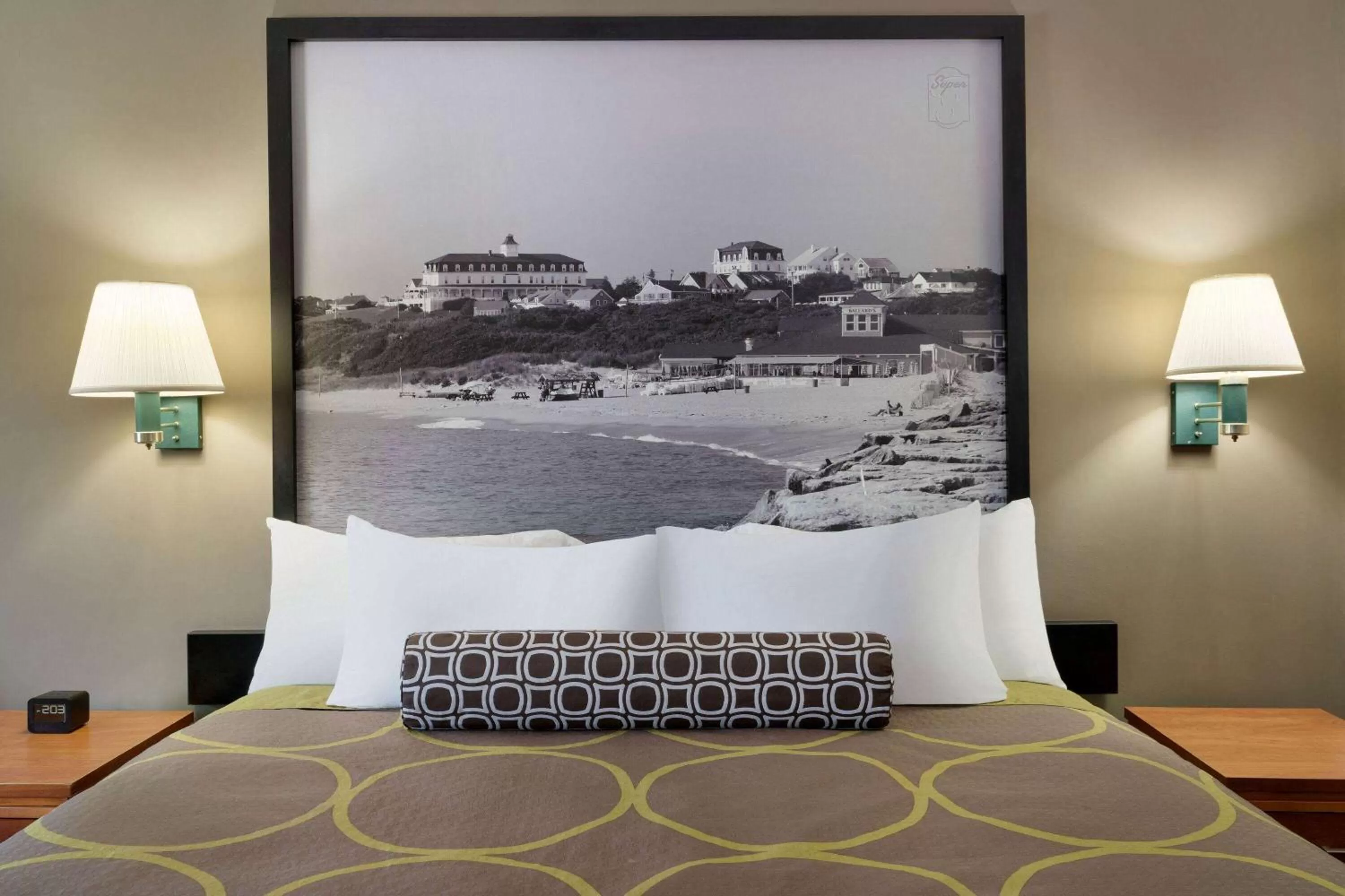 Photo of the whole room, Bed in Super 8 by Wyndham West Greenwich/Providence