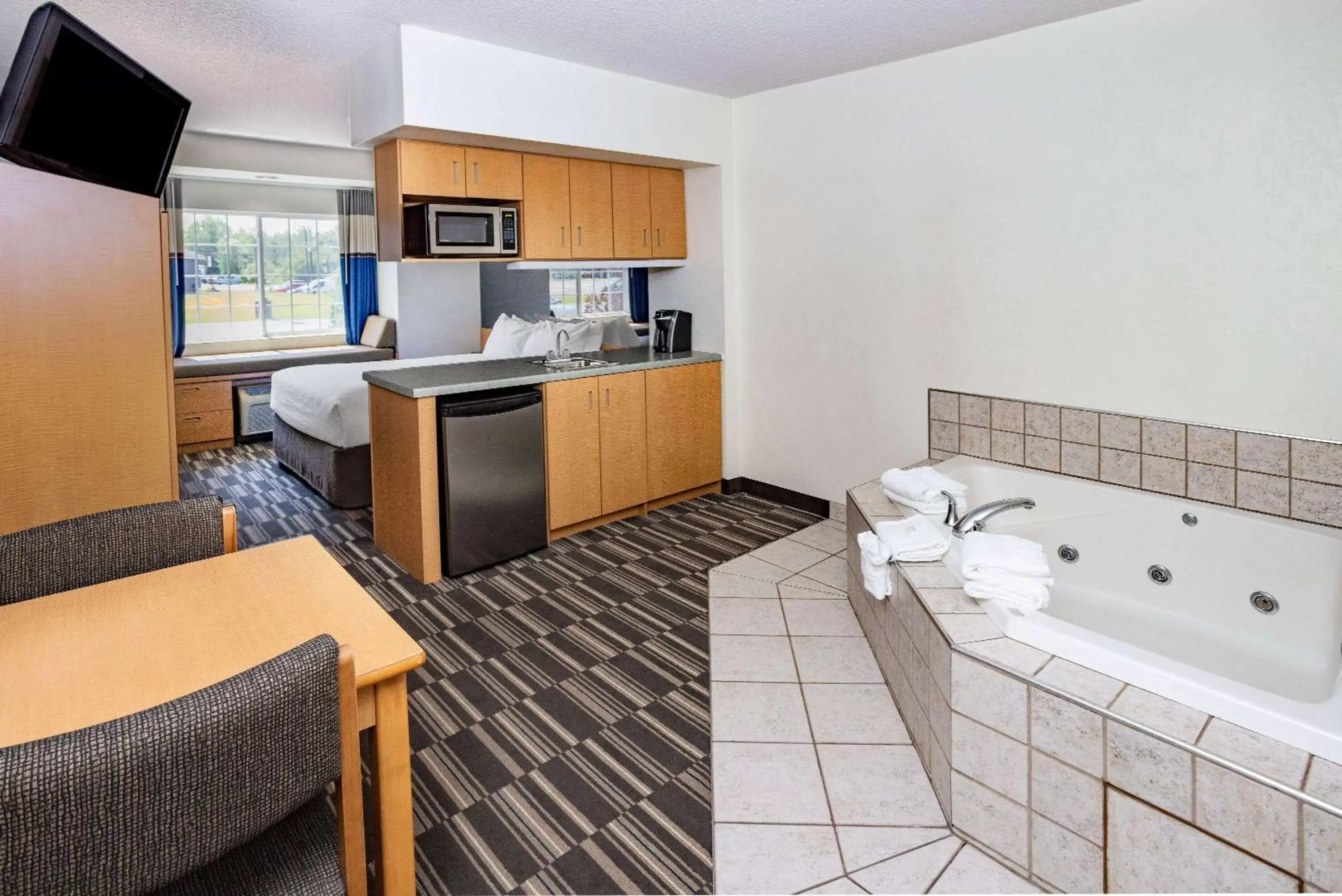 Bed, Kitchen/Kitchenette in Microtel Inn & Suites by Wyndham Plattsburgh