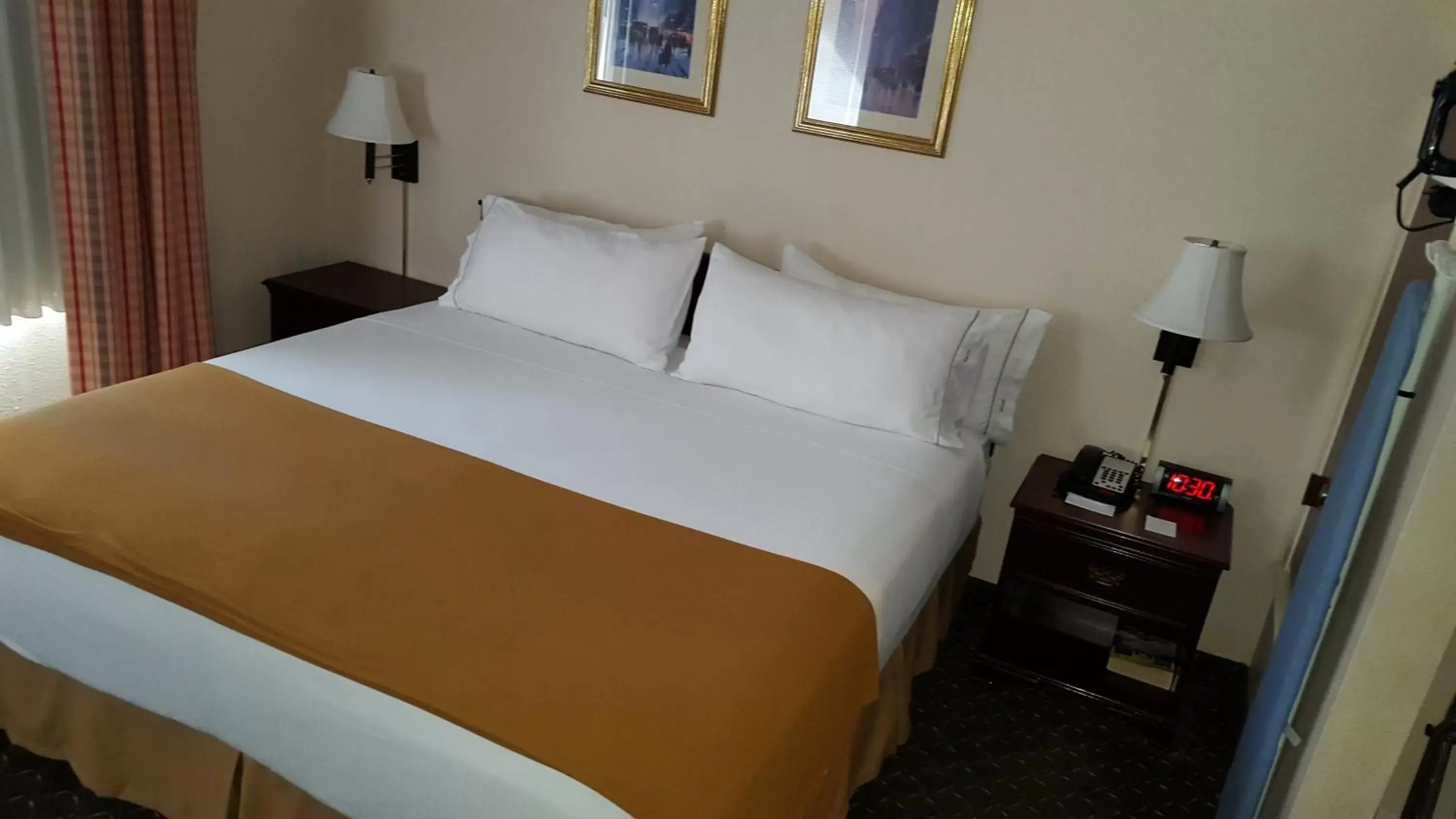 Bed in Country Inn & Suites by Radisson, Fort Worth West l-30 NAS JRB