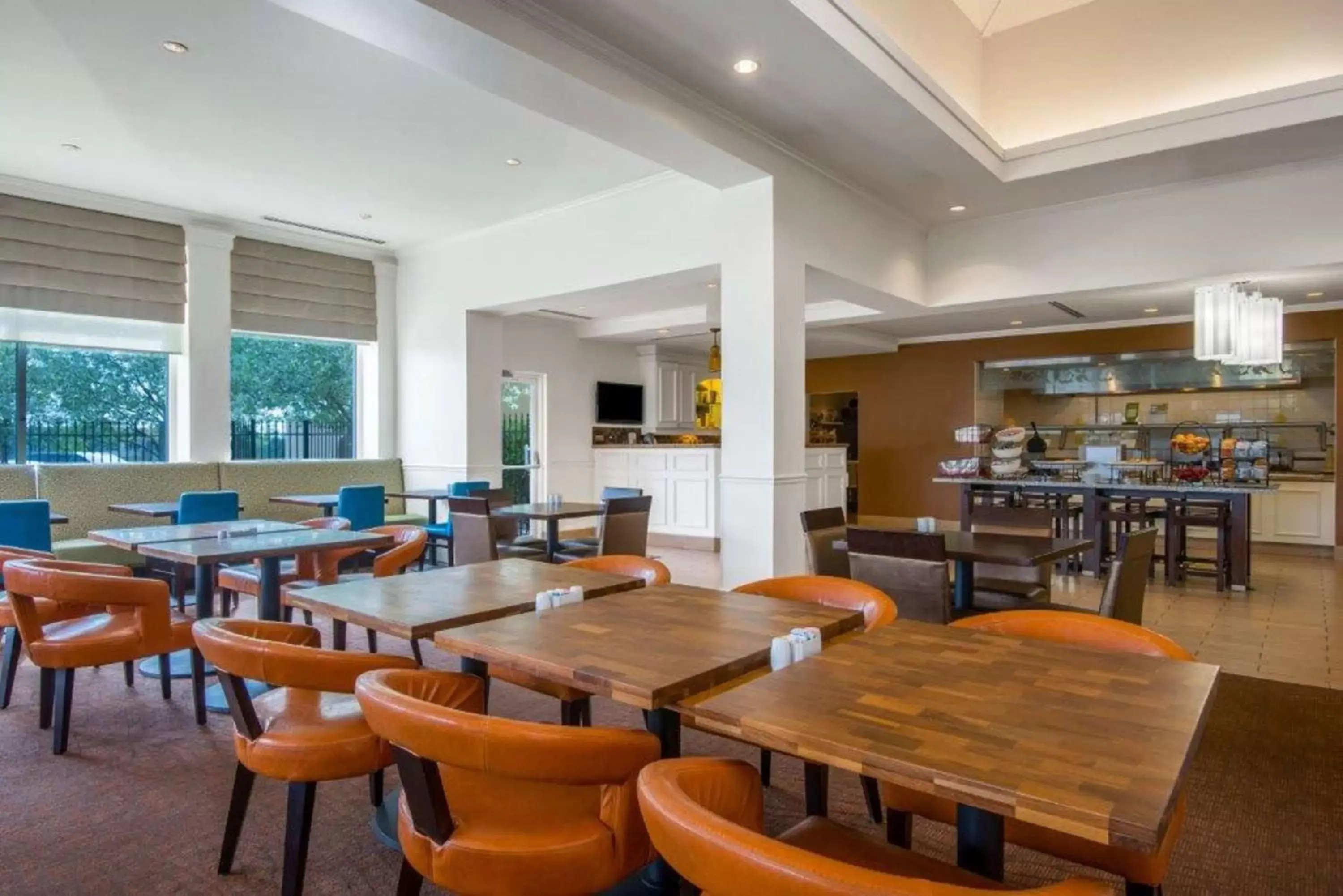Dining area, Lounge/Bar in Hilton Garden Inn Wichita