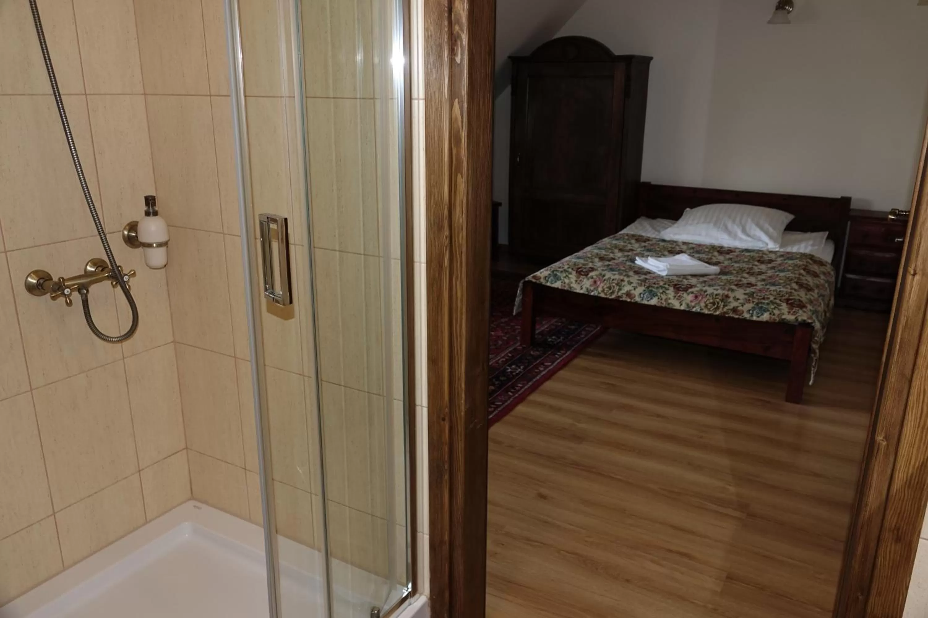 Bed in Gościniec Dworski w Ropie - Pokoje gościnne