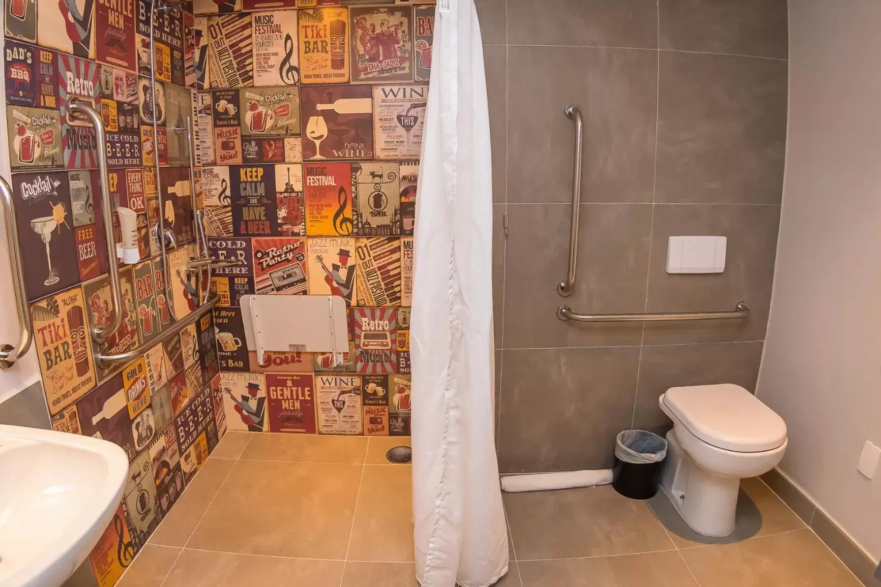 Bathroom in ibis Styles Sorocaba Santa Rosalia
