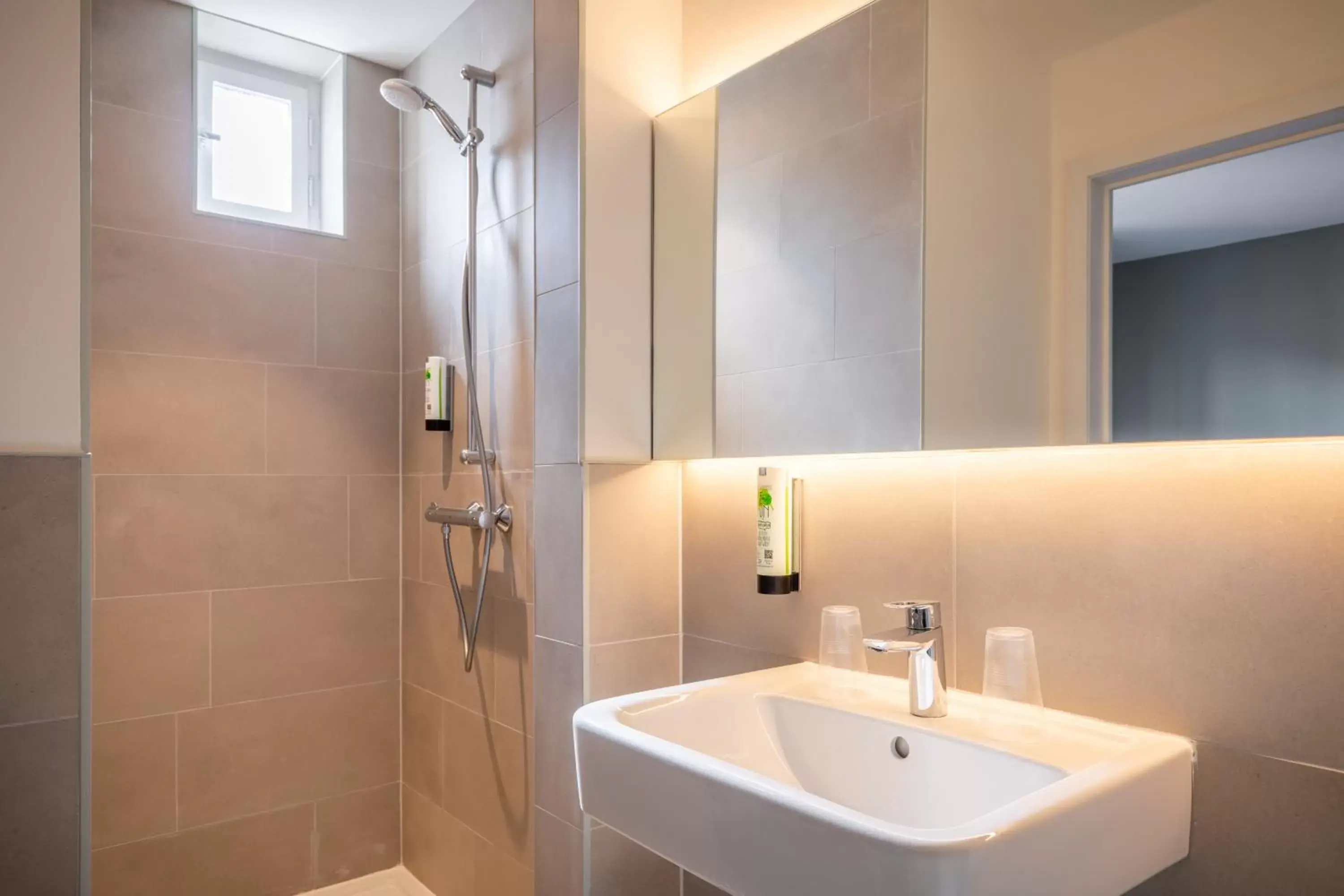 Shower, Bathroom in Hotel Augustyn Brugge