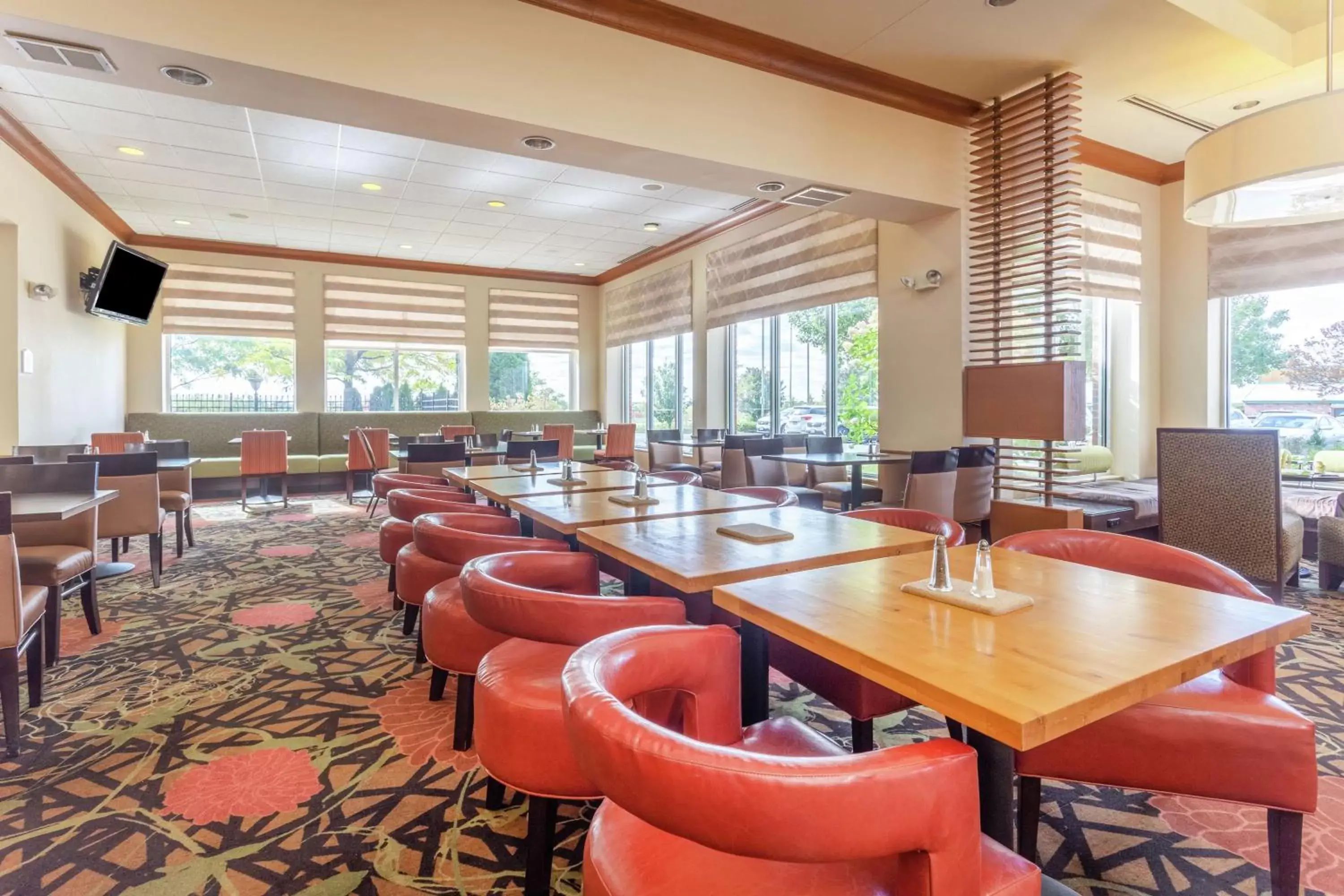 Dining area in Hilton Garden Inn Chicago/Tinley Park