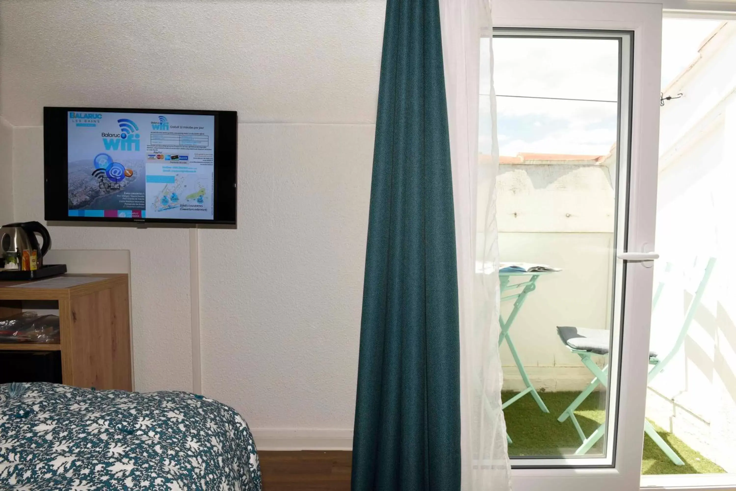 TV and multimedia, TV/Entertainment Center in Azur Hotel