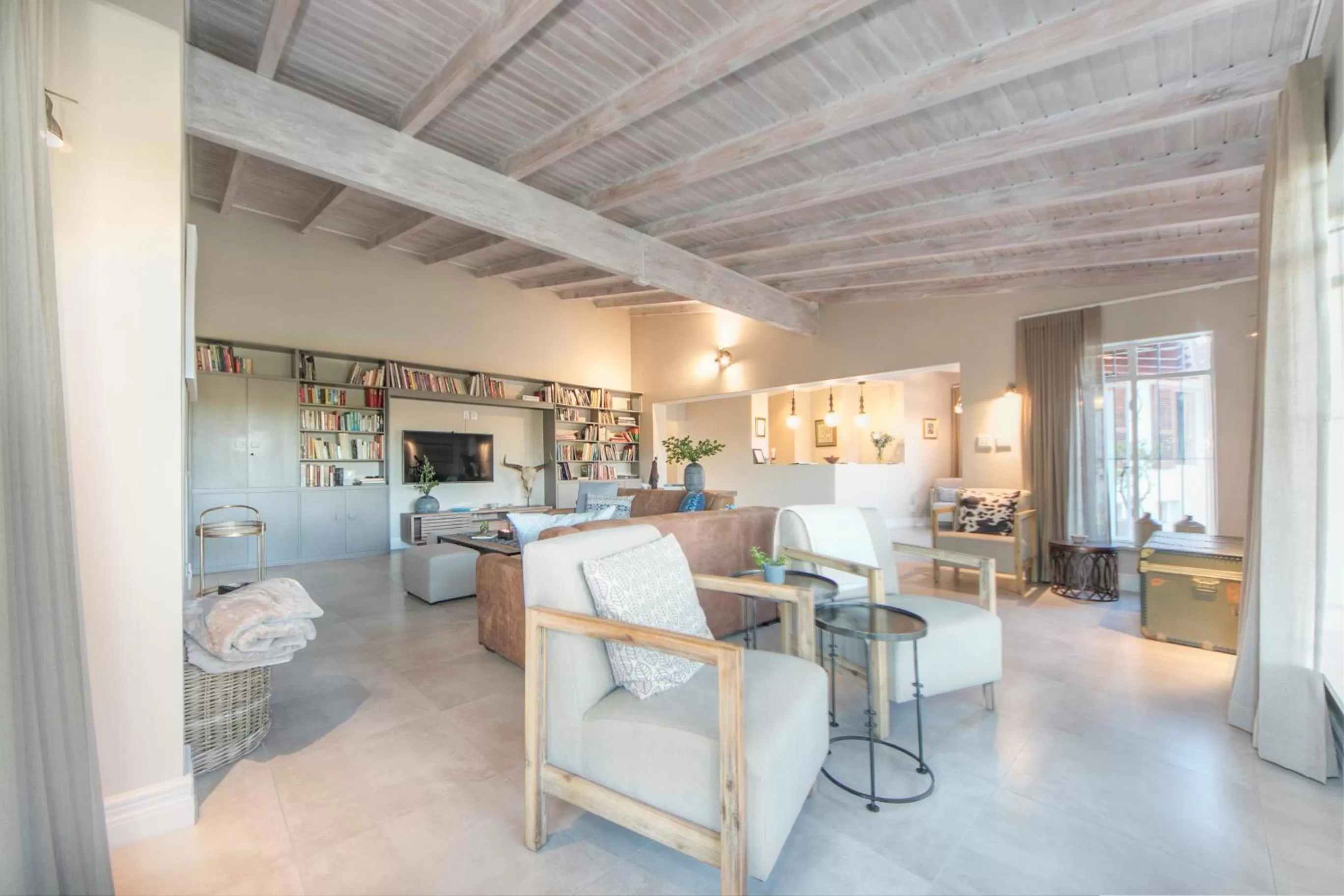 Communal lounge/ TV room in Amberhall Guesthouse