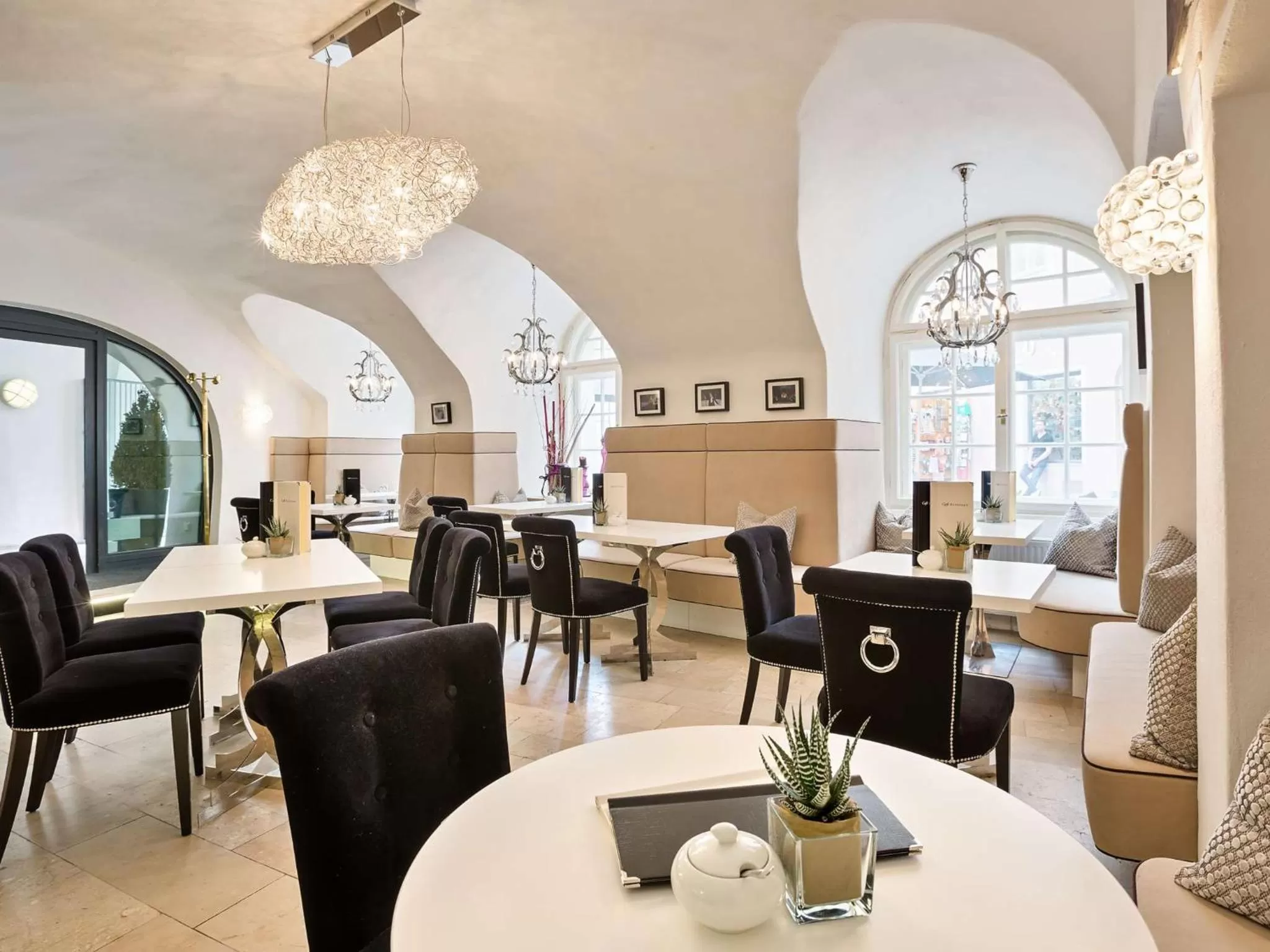 Restaurant/places to eat in Radisson Blu Hotel Altstadt