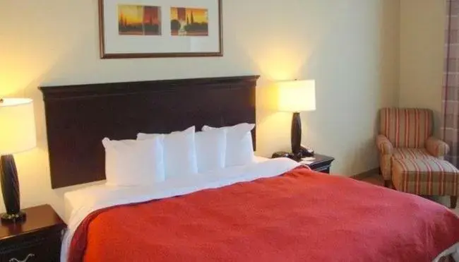 Bed in Country Inn & Suites by Radisson, Petersburg, VA