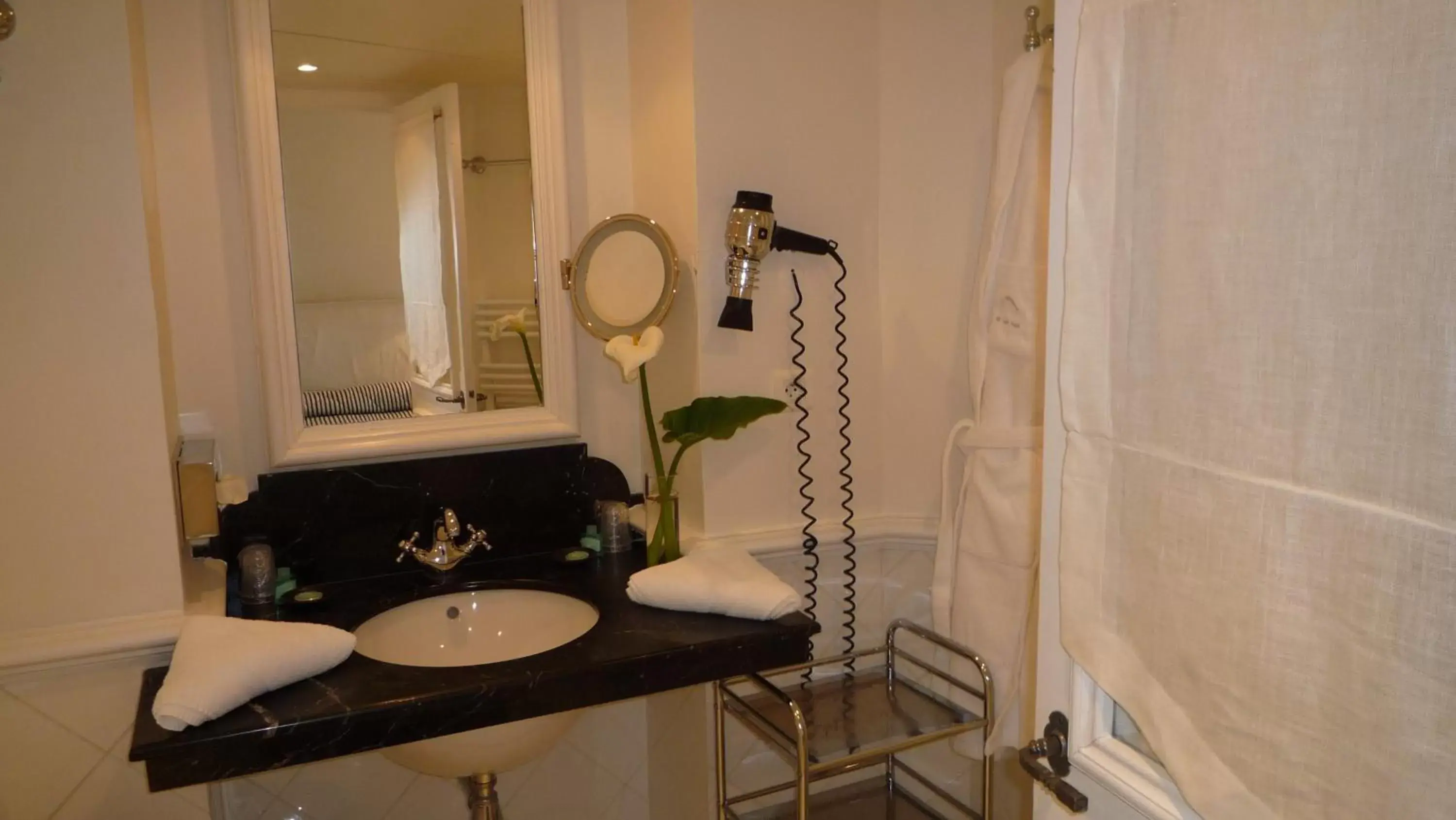 Bathroom in Hotel les Vergers de Saint Paul