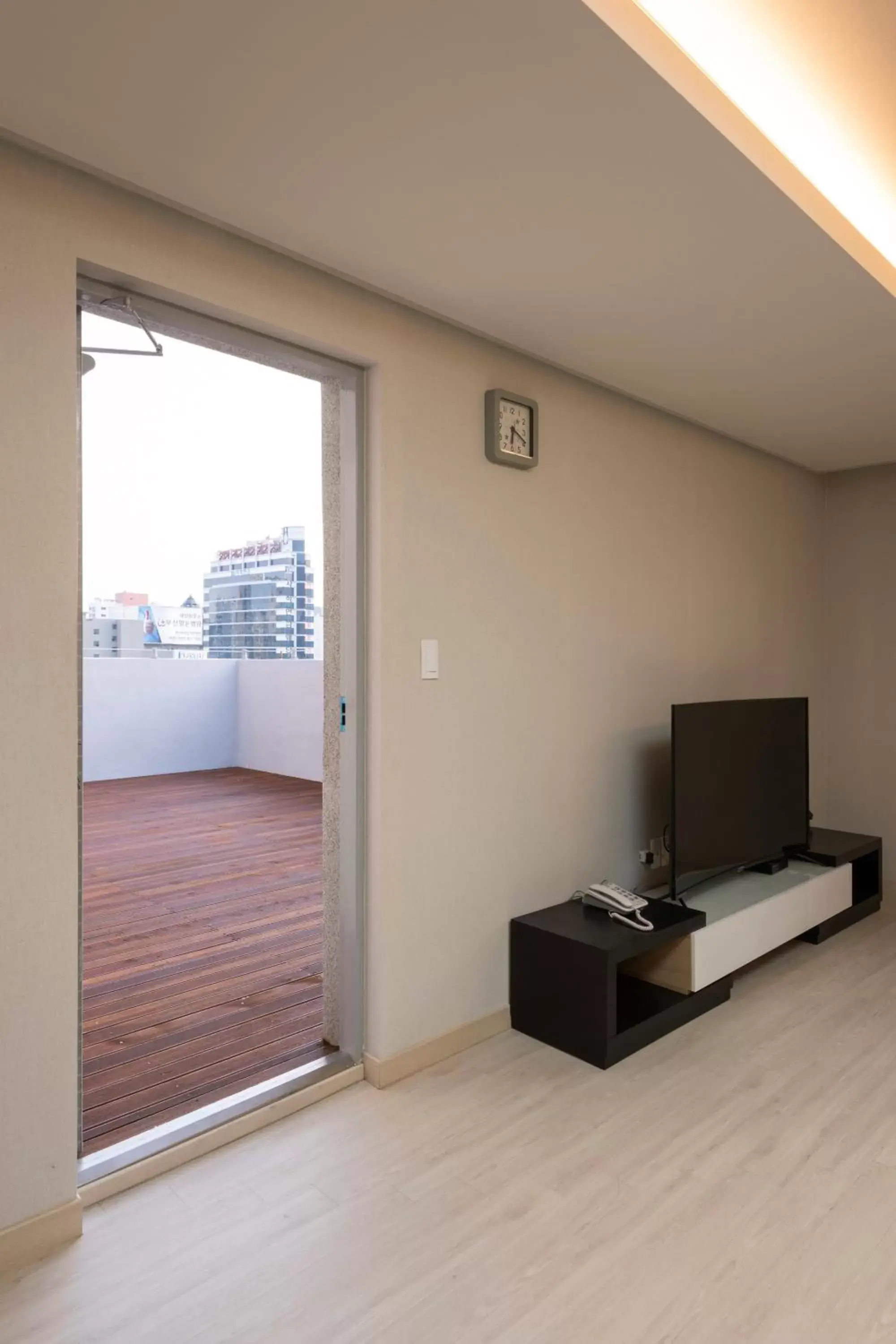 TV/Entertainment Center in Seomyeon Brown-dot hotel Gold