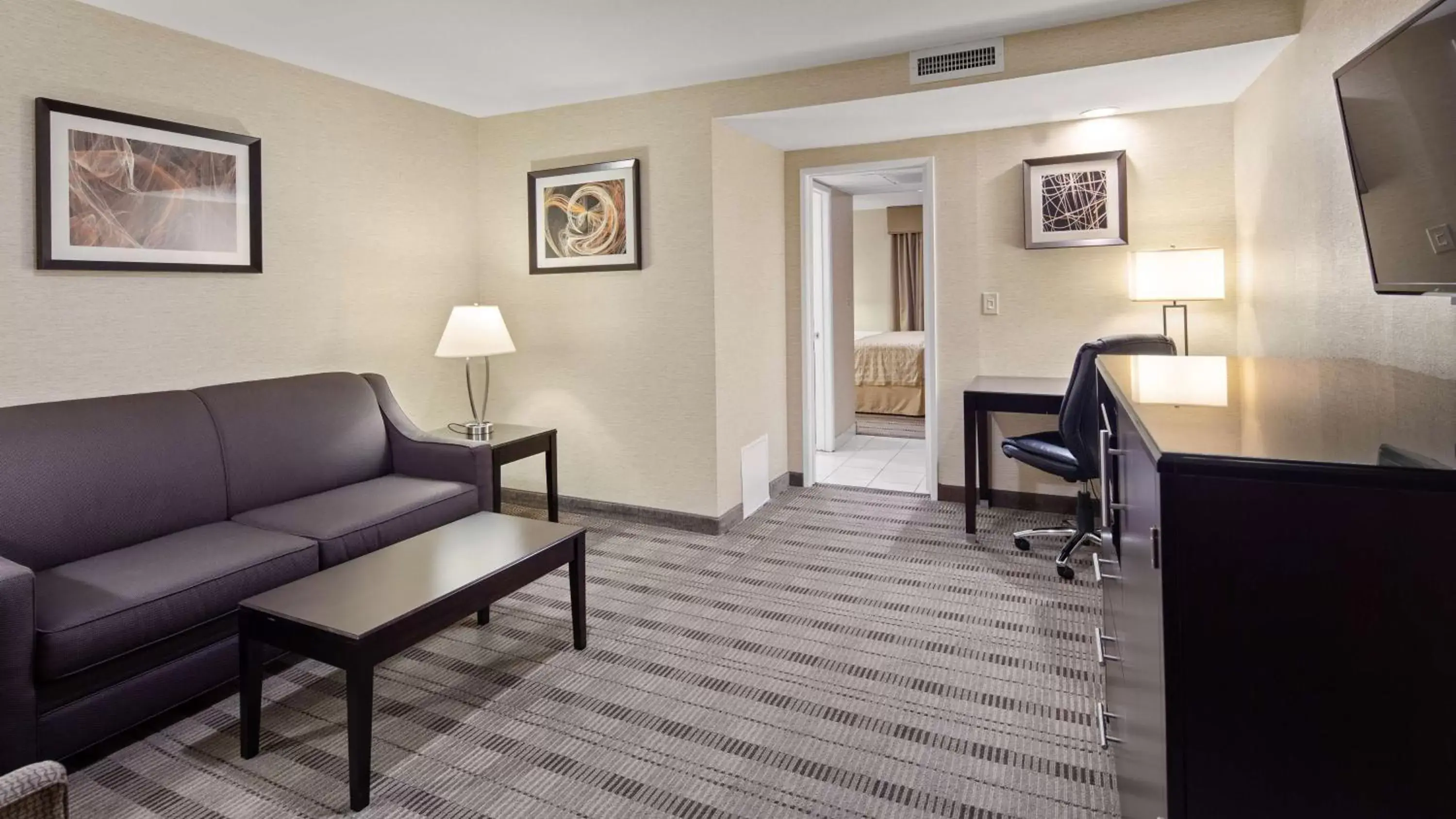 Photo of the whole room, Seating Area in Best Western Pasadena Royale Inn & Suites