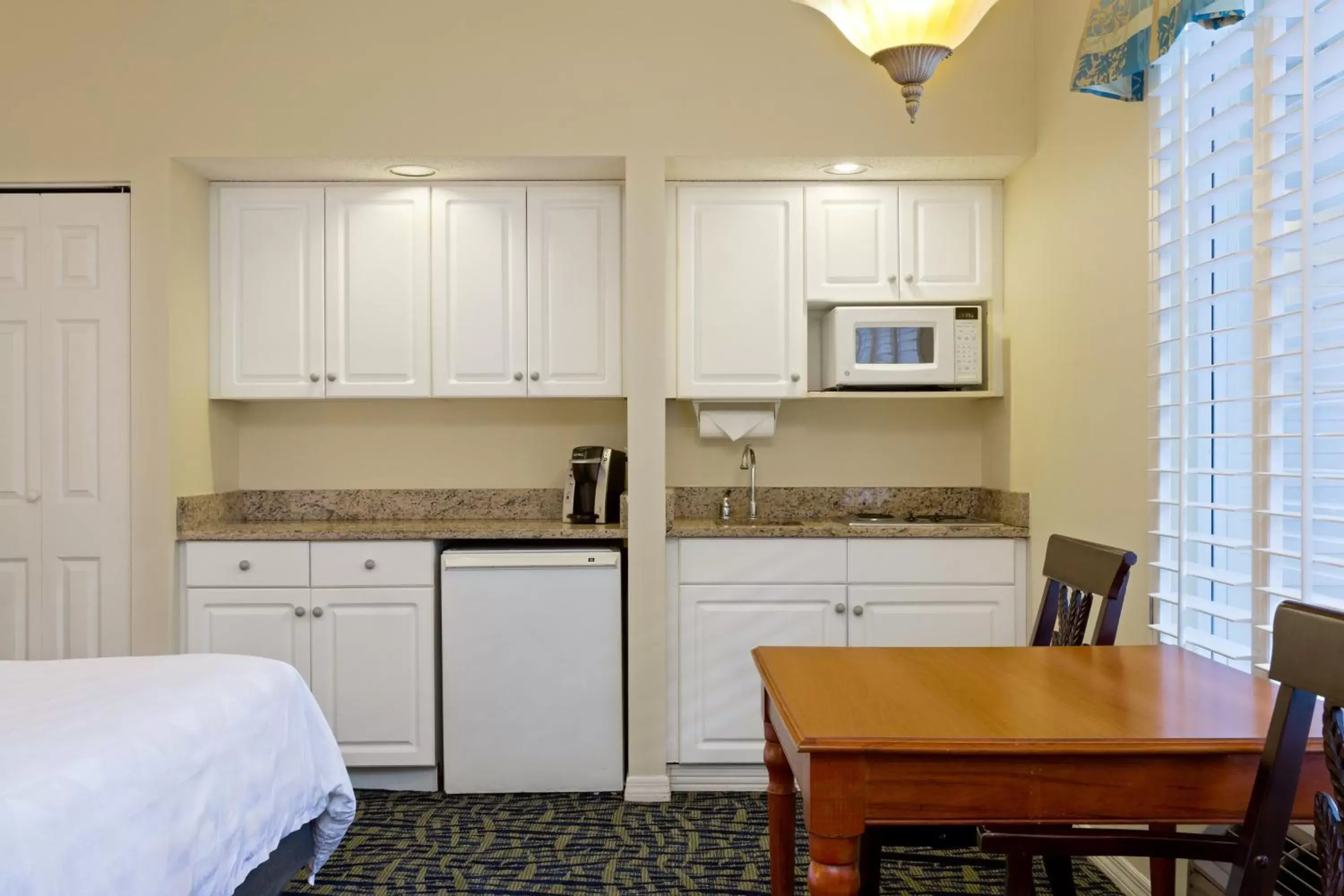 Photo of the whole room, Kitchen/Kitchenette in Holiday Inn & Suites Clearwater Beach S-Harbourside