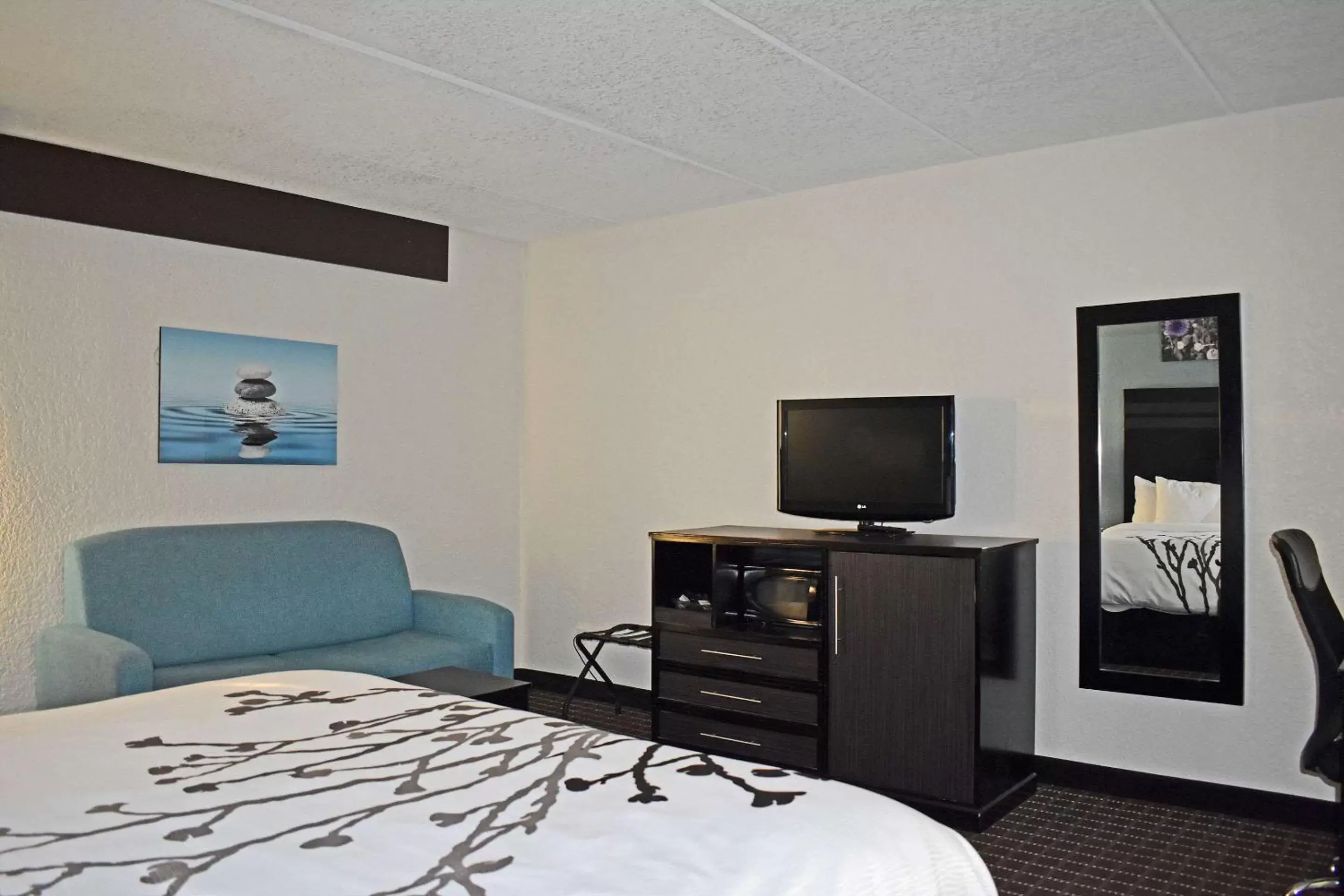 Bedroom, TV/Entertainment Center in Sleep Inn & Suites West Knoxville