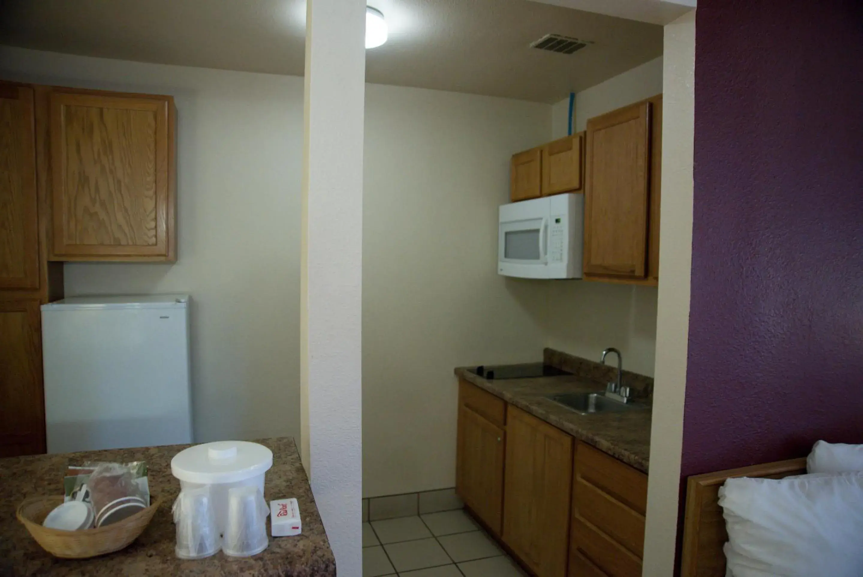 Photo of the whole room, Kitchen/Kitchenette in Red Roof Inn Blythe