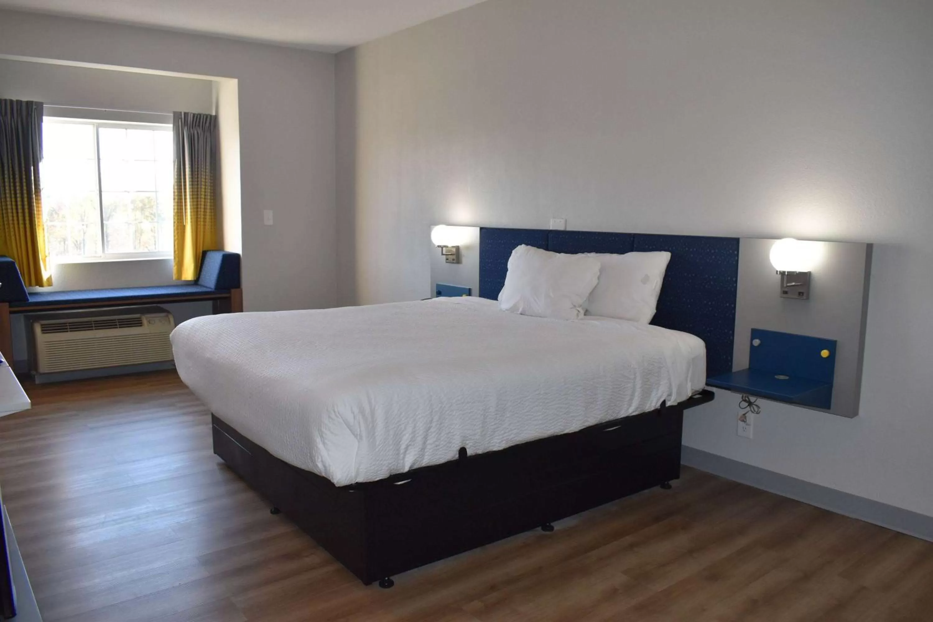 Photo of the whole room, Bed in Microtel Inn & Suites by Wyndham Stockbridge/Atlanta I-75