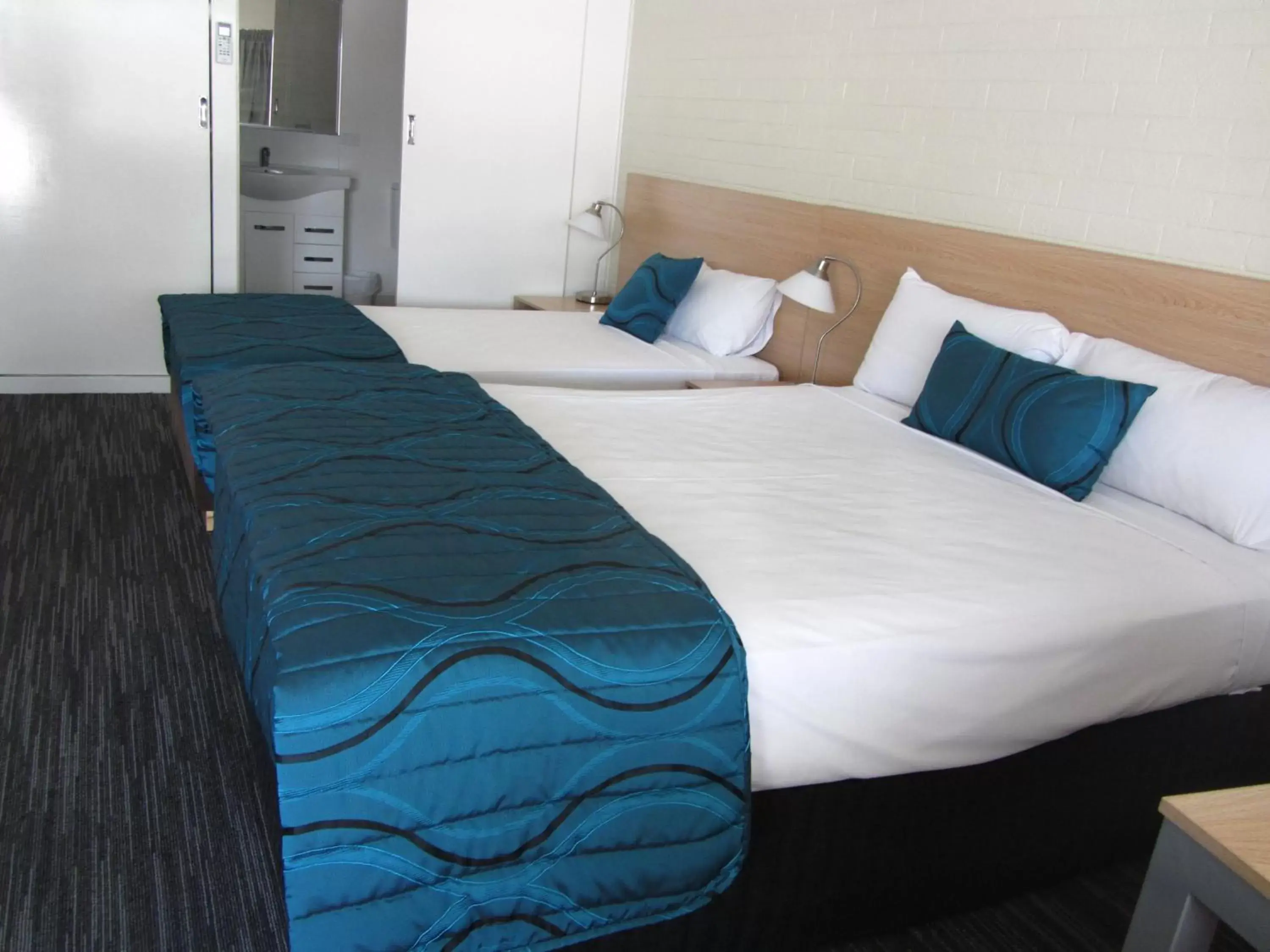 Photo of the whole room, Bed in Urangan Motor Inn