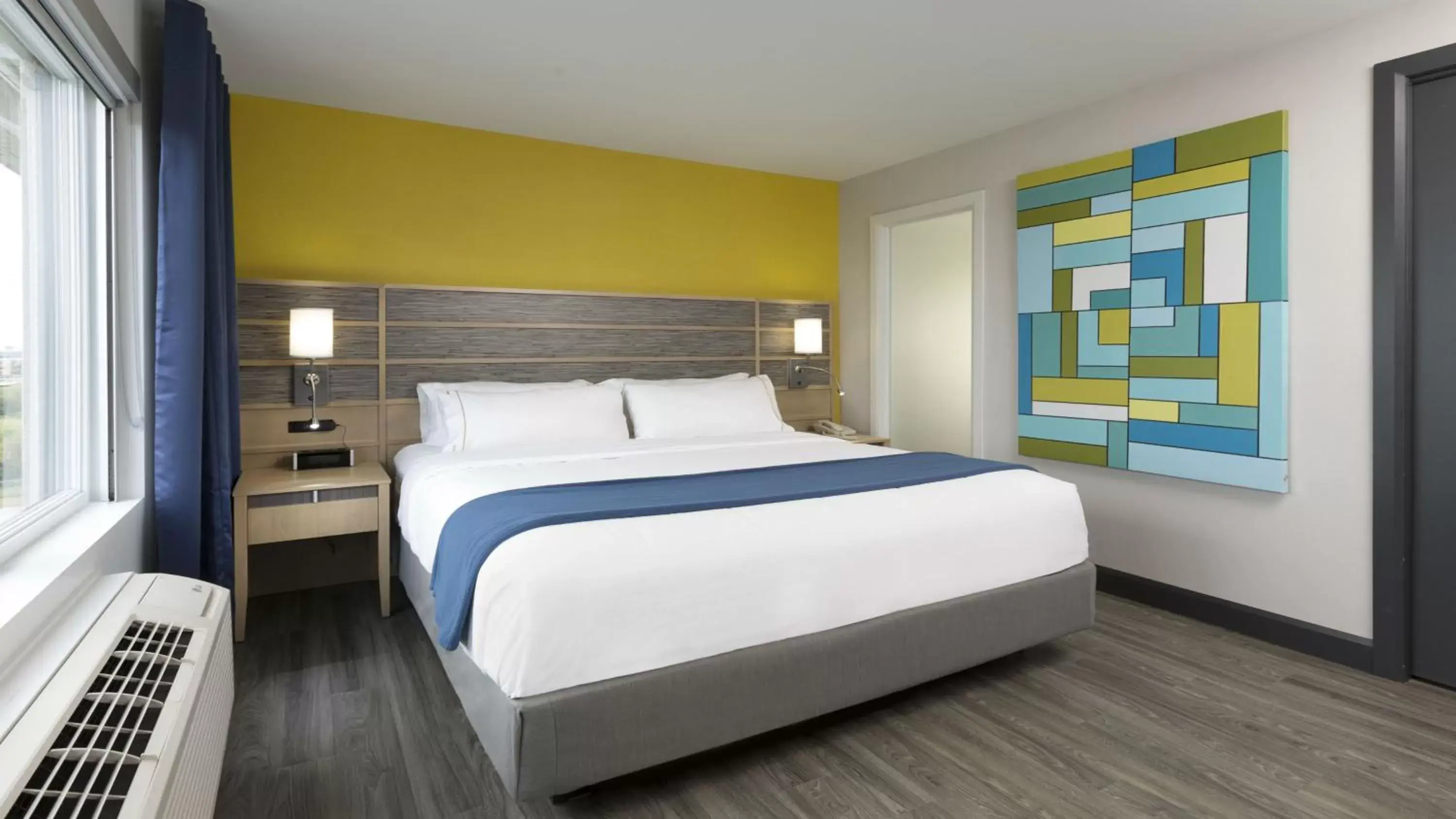 Photo of the whole room, Bed in Holiday Inn Express Quebec City-Sainte Foy, an IHG Hotel