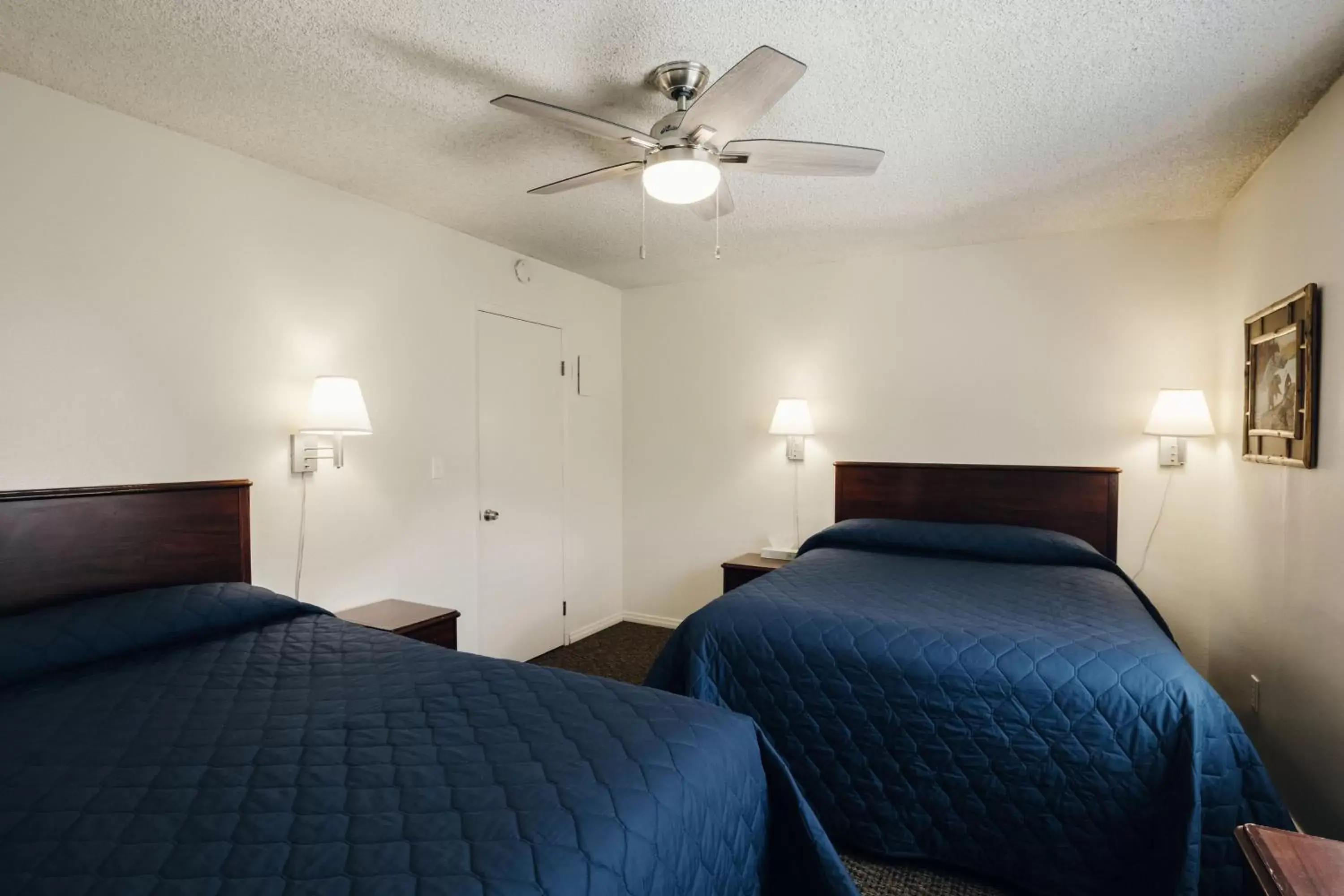 Bedroom, Bed in Vintage Lakeside Inn