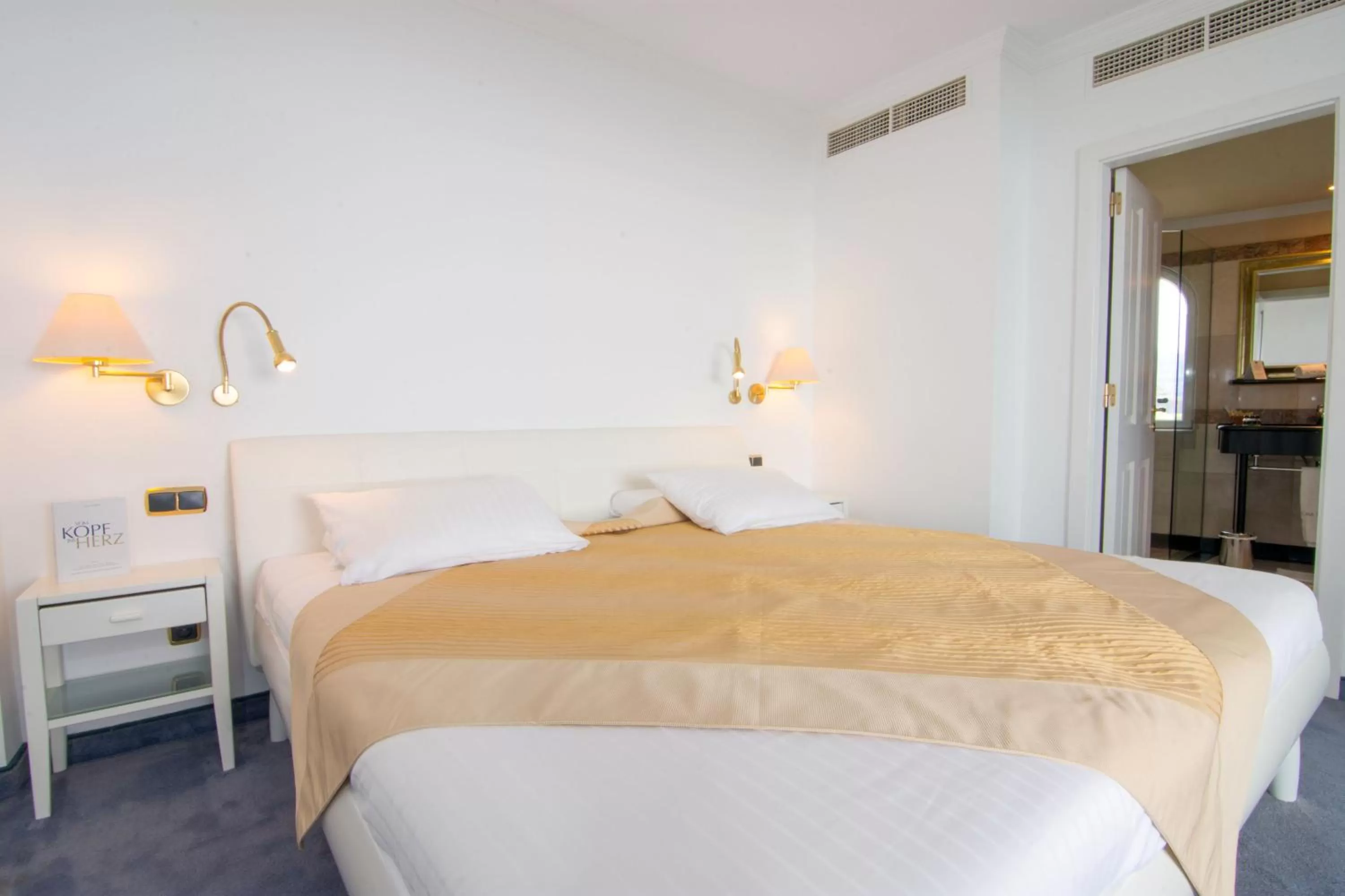 Bed in Casa León Royal Retreat