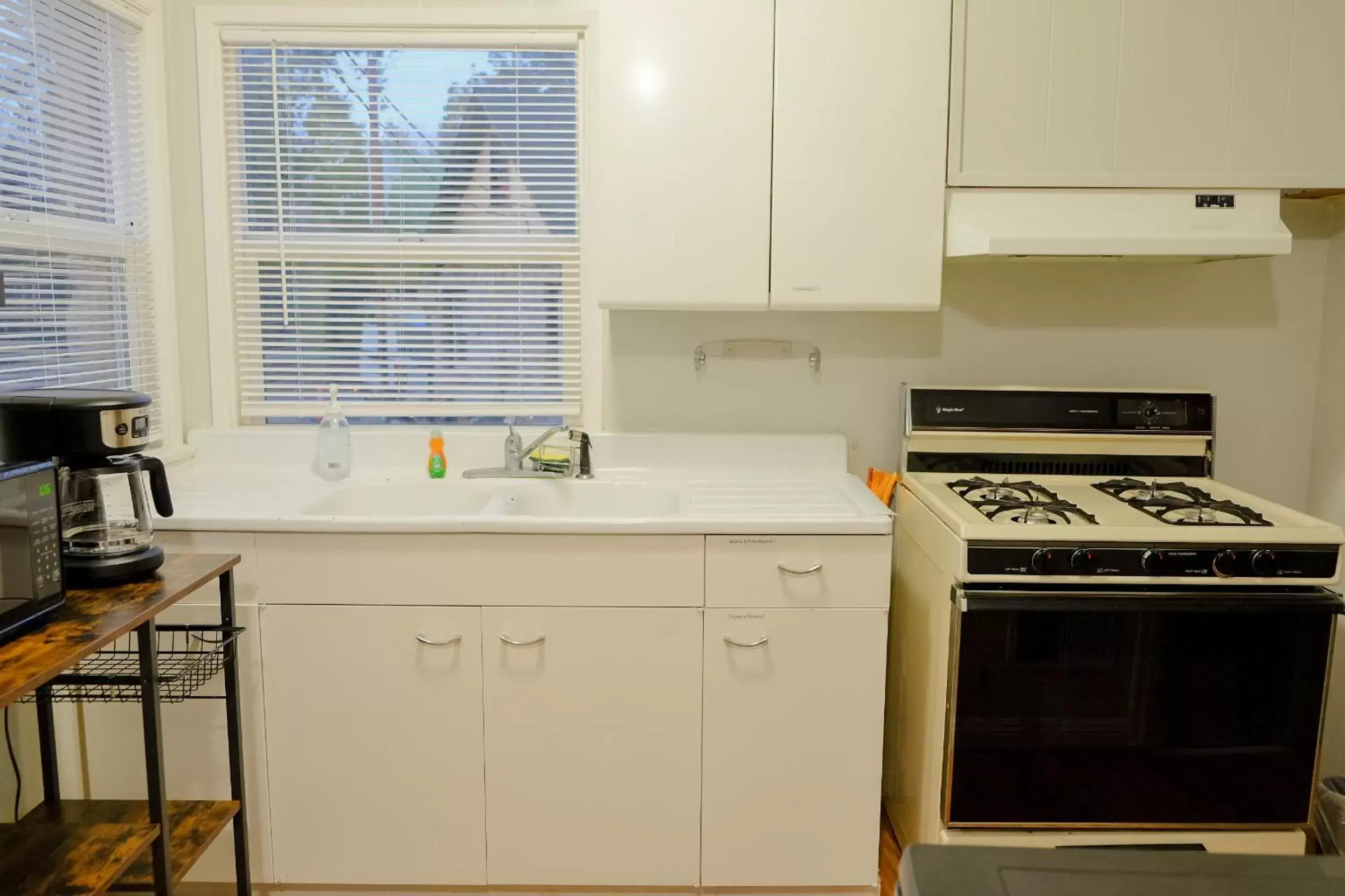 Kitchen or kitchenette, Kitchen/Kitchenette in Sherwood Arms Motel