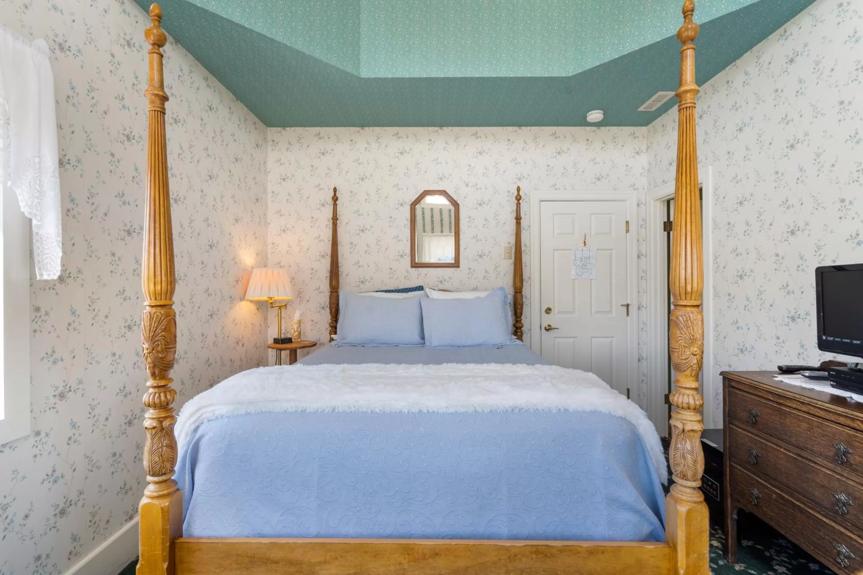 Bed in Anchorage Inn B&B