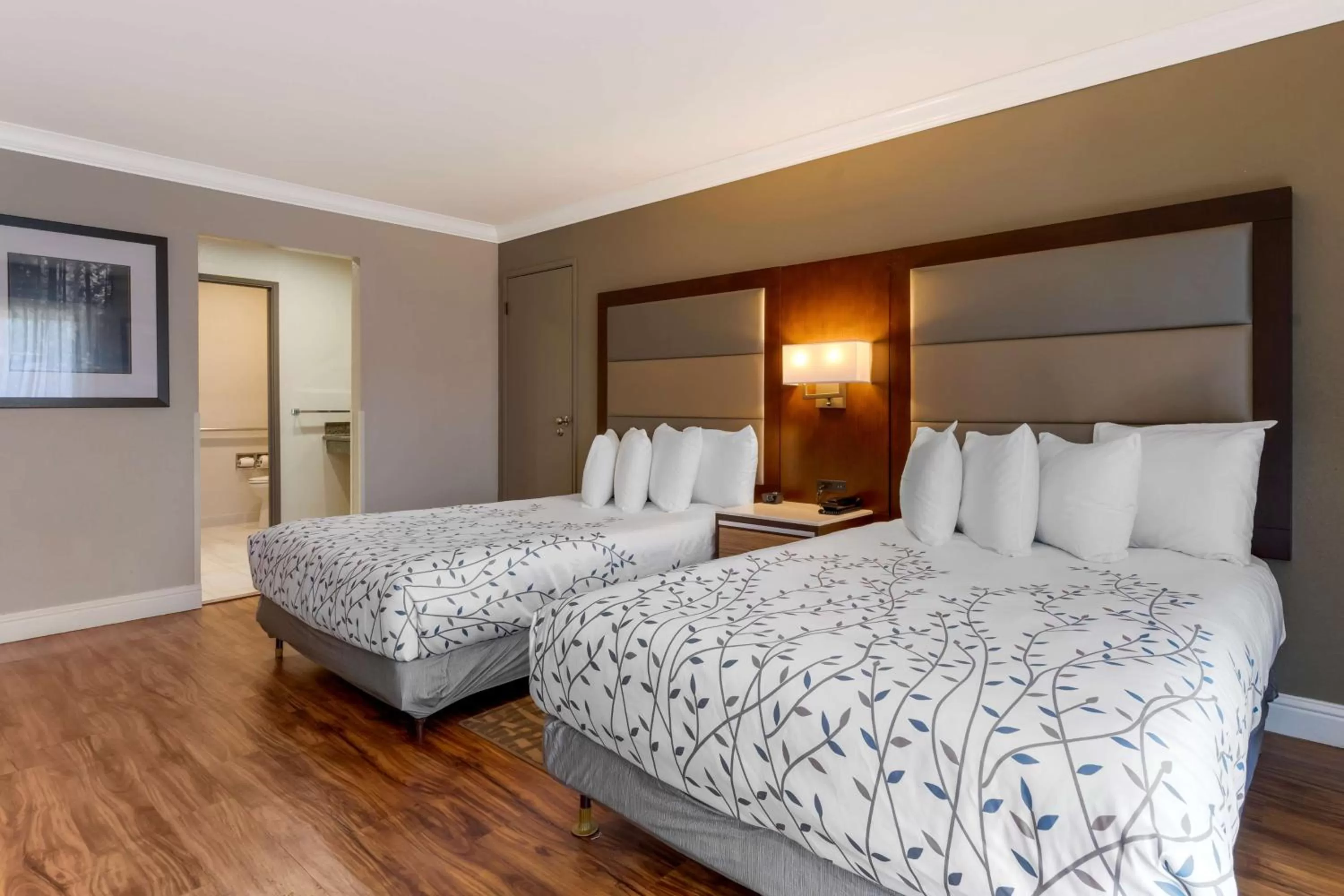 Bedroom, Bed in Best Western Plus Forest Park Inn