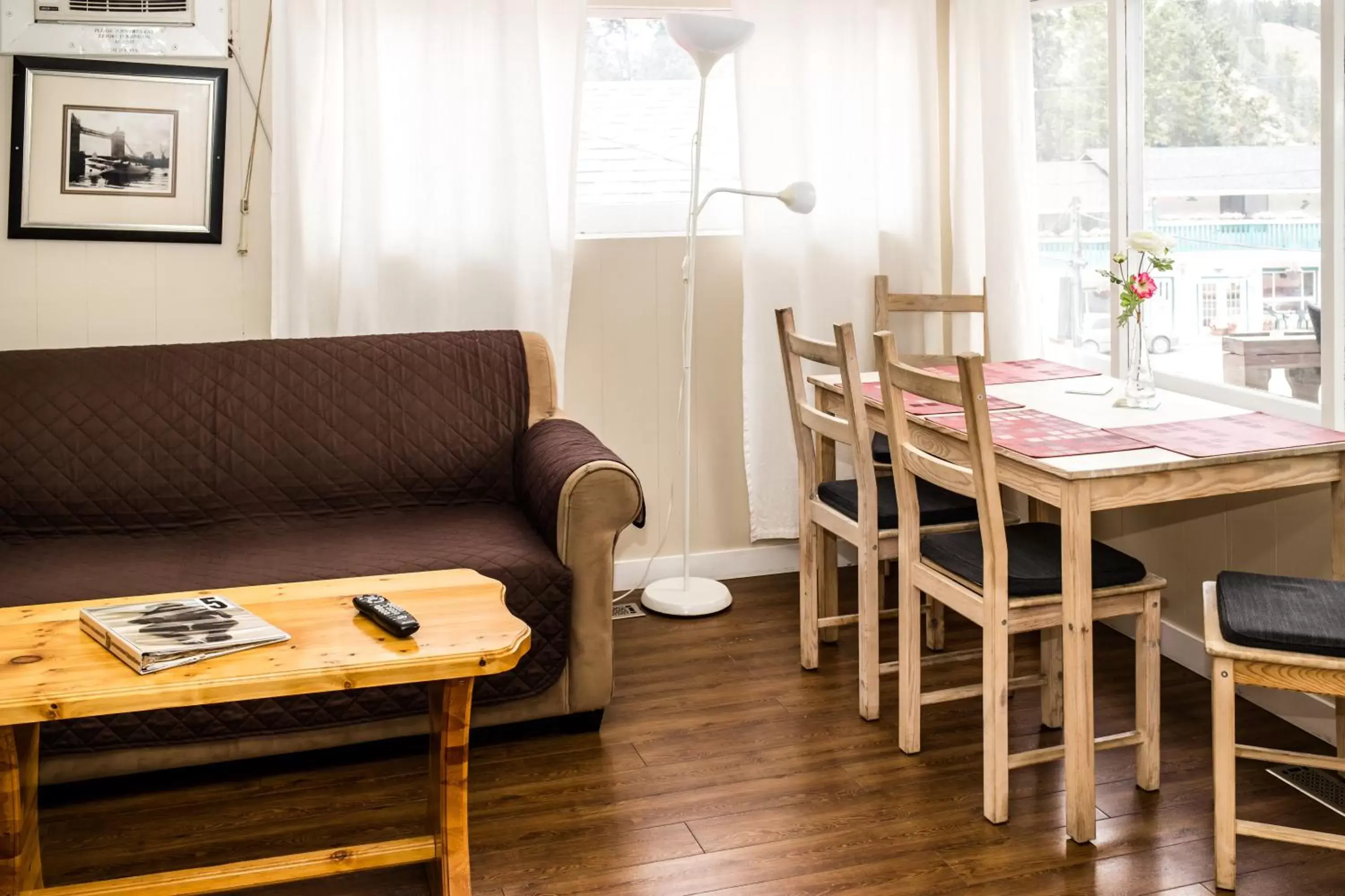 Living room, Seating Area in Crescent Motel