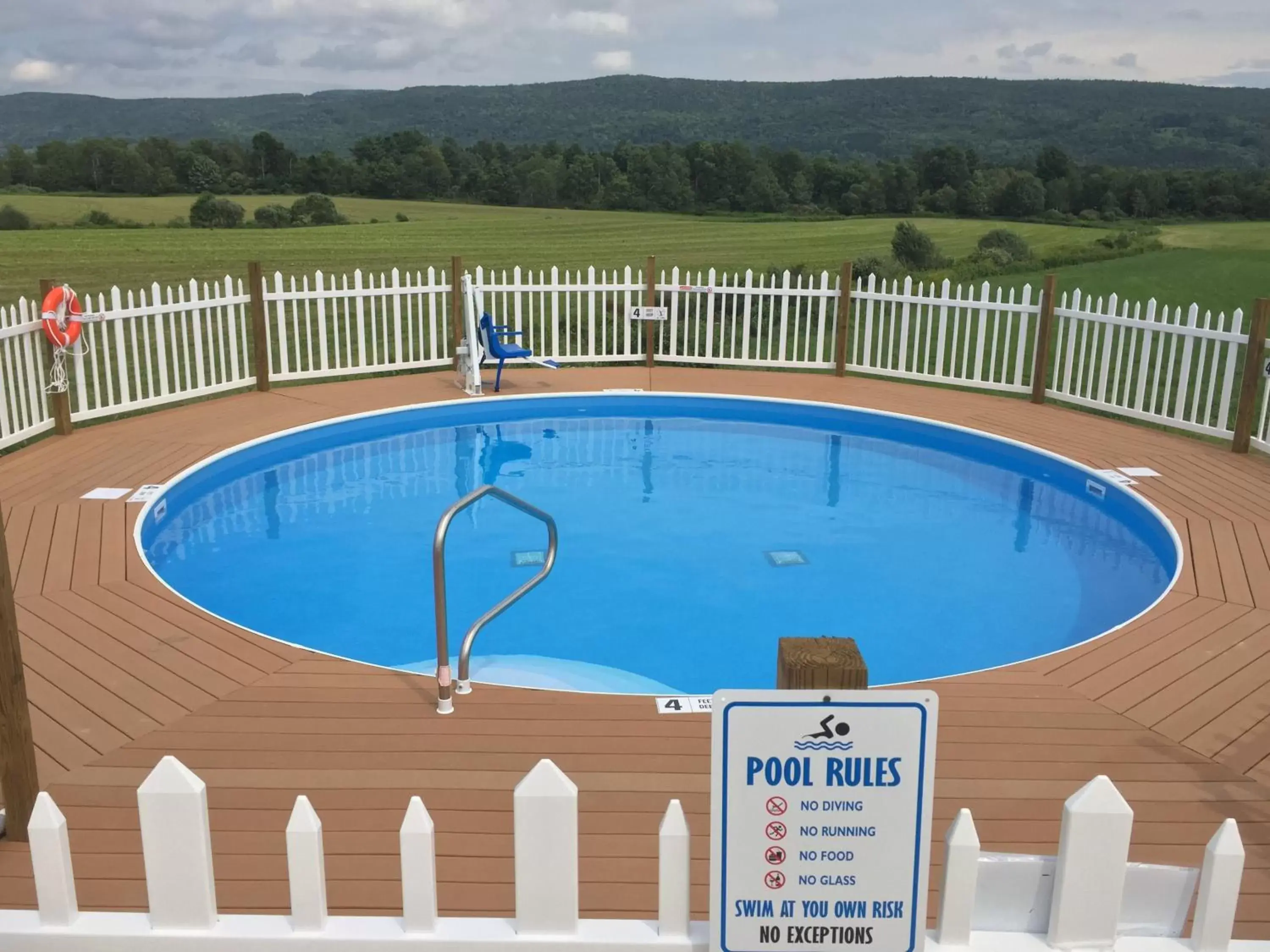 , Swimming Pool in Apple Inn and Suites Cooperstown Area