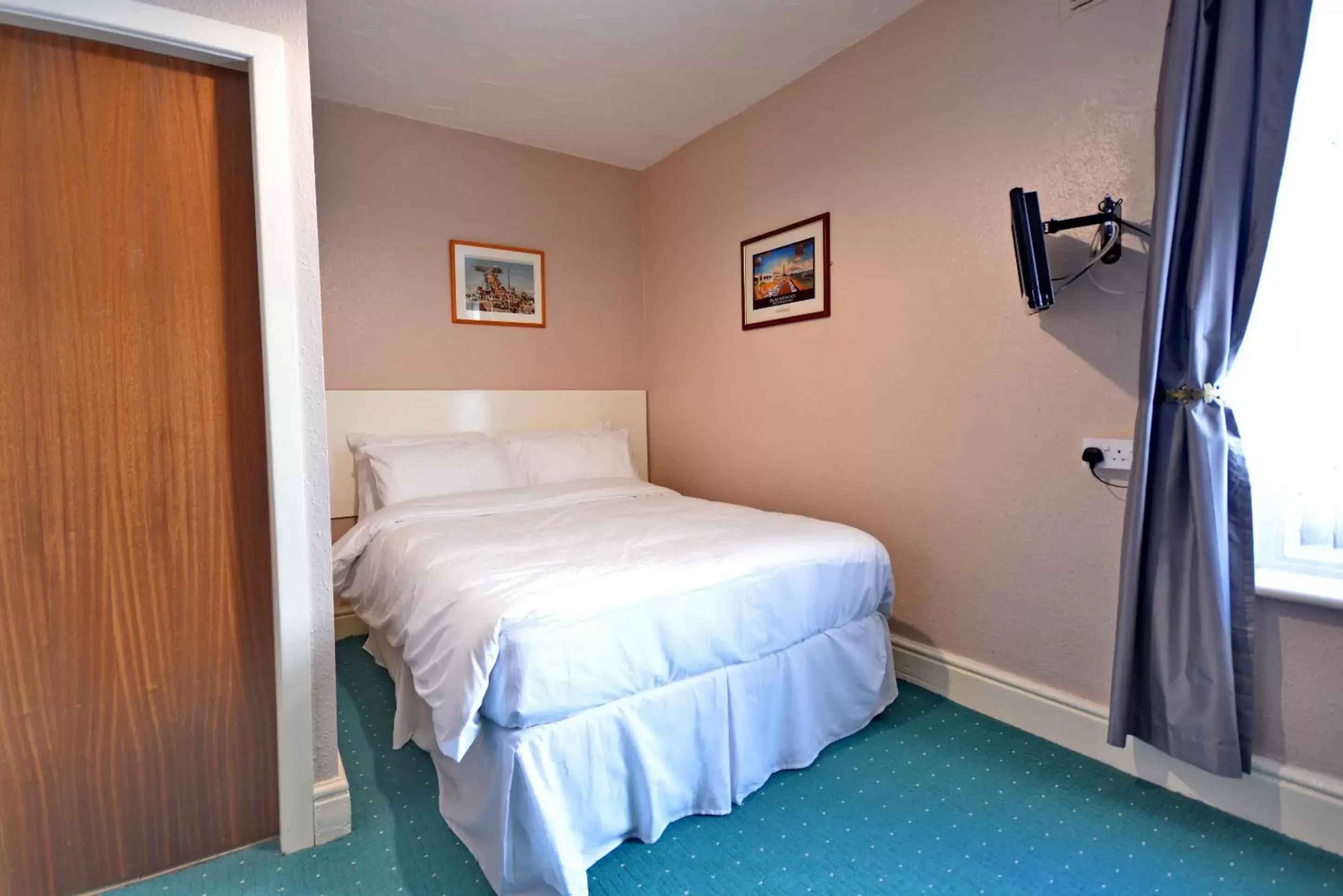 Photo of the whole room, Bed in Royal Oakwell Hotel