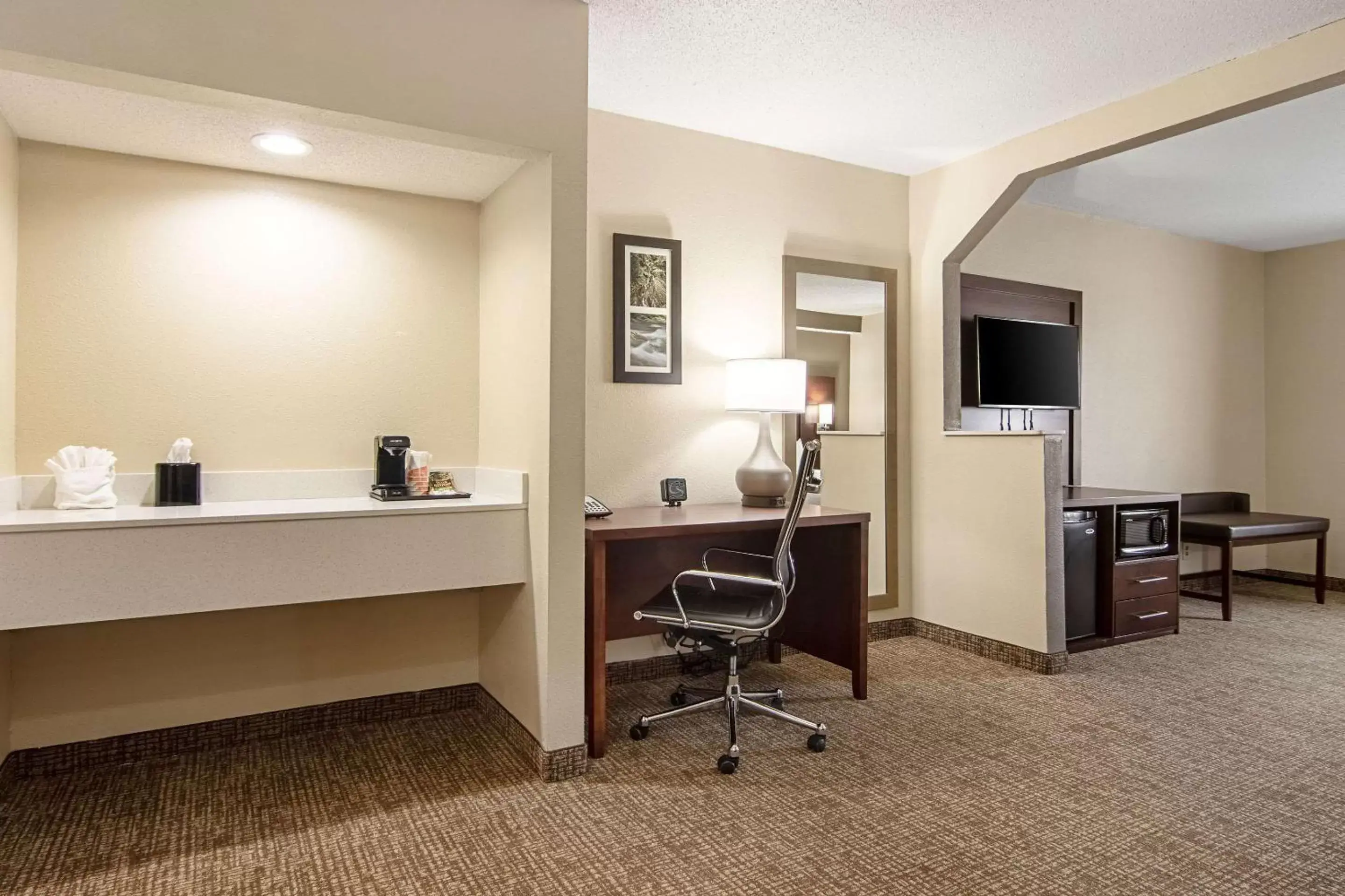 Photo of the whole room, TV/Entertainment Center in Comfort Suites Airport Alcoa