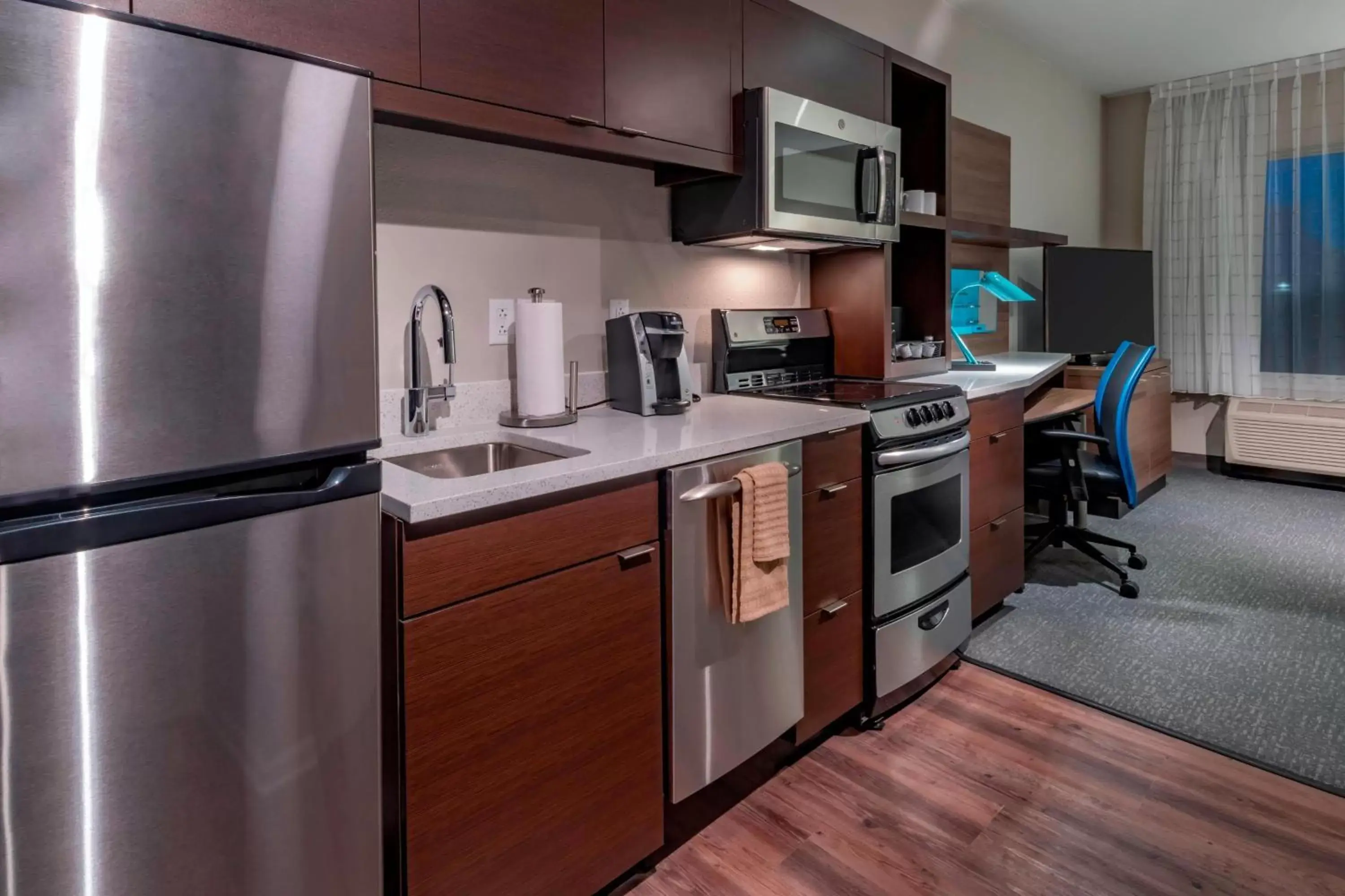 Bedroom, Kitchen/Kitchenette in TownePlace Suites by Marriott Leavenworth