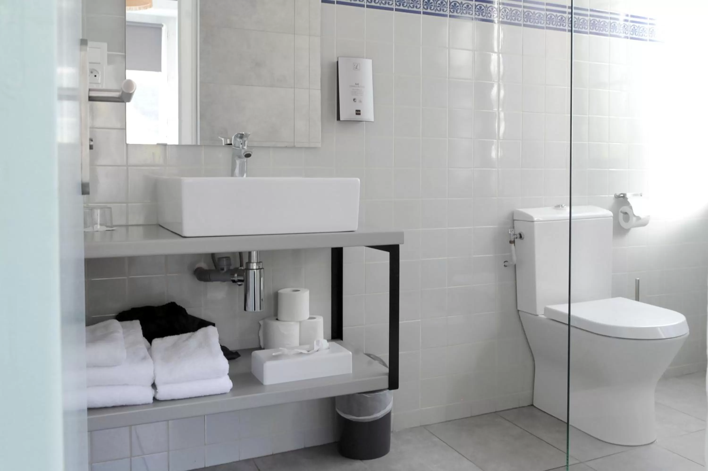 Toilet in Logis Hôtel du Chêne