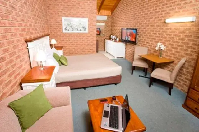 Photo of the whole room, Bed in Beechworth Carriage Motor Inn