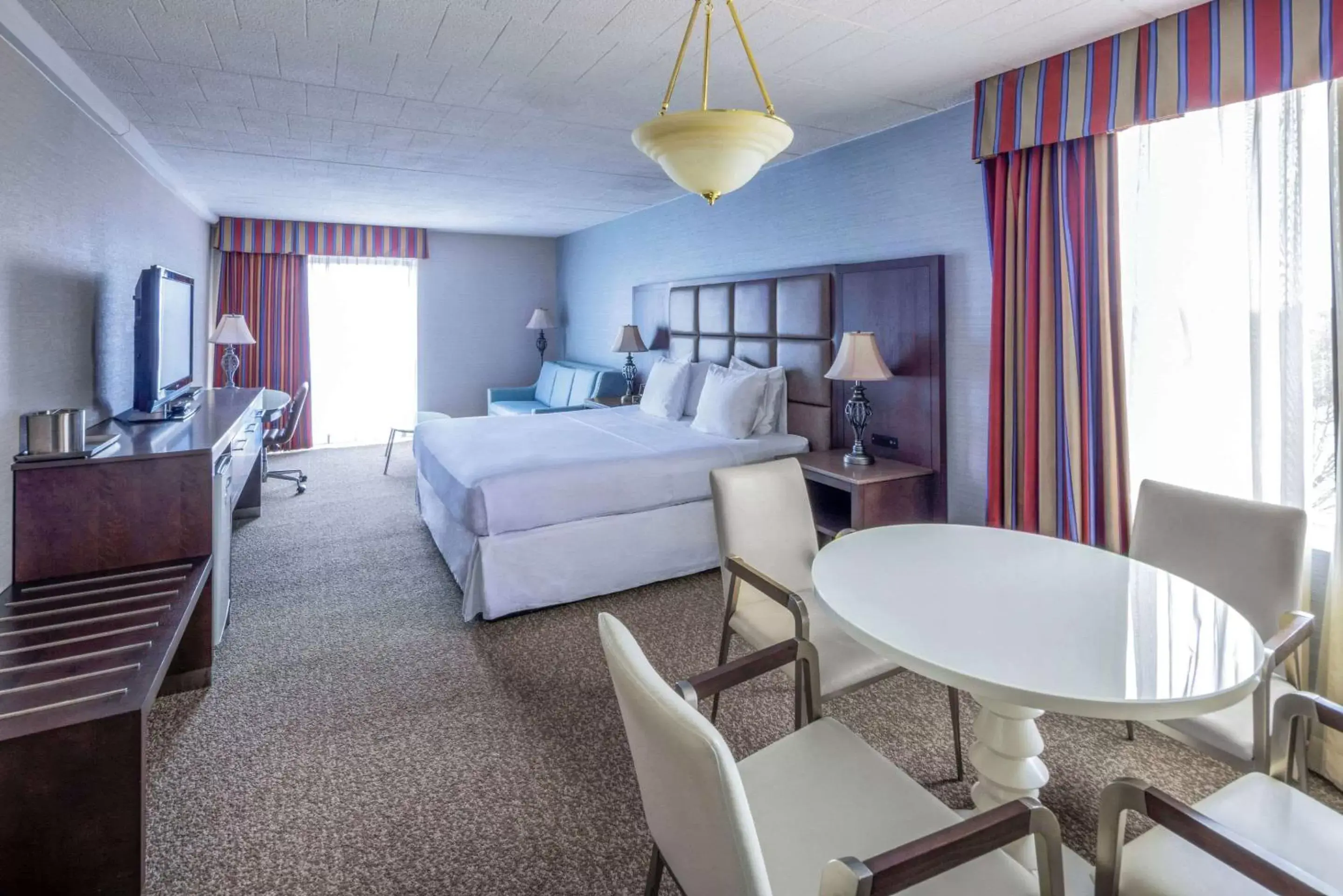 Bedroom in Radisson Hotel Hauppauge-Long Island