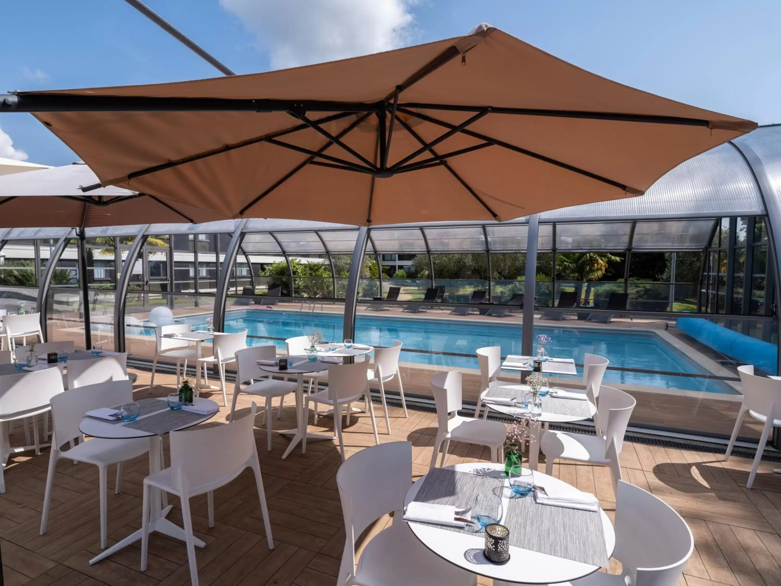 Patio, Restaurant/Places to Eat in Novotel Nantes Carquefou