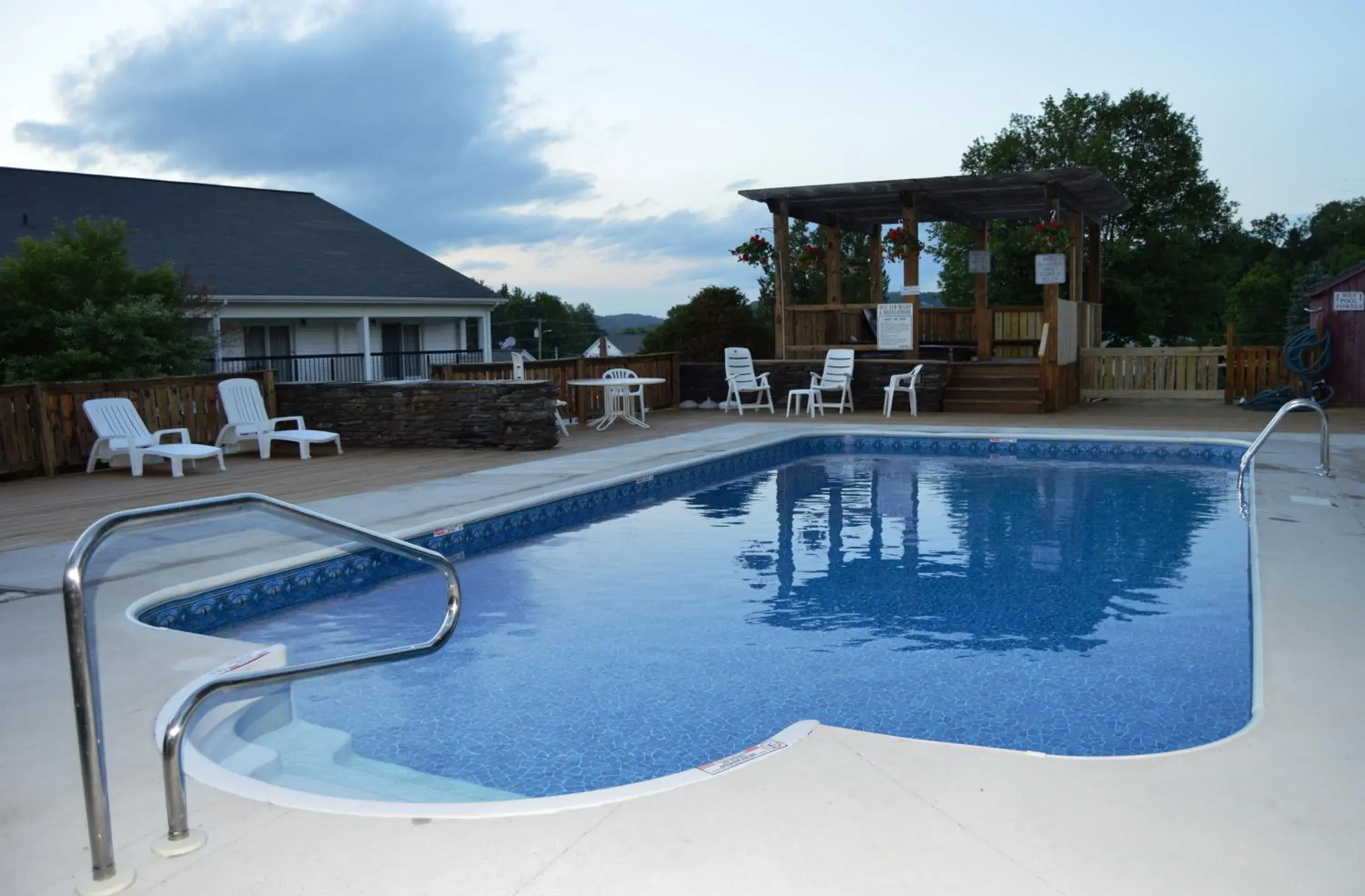 Swimming Pool in Hollow Inn and Motel