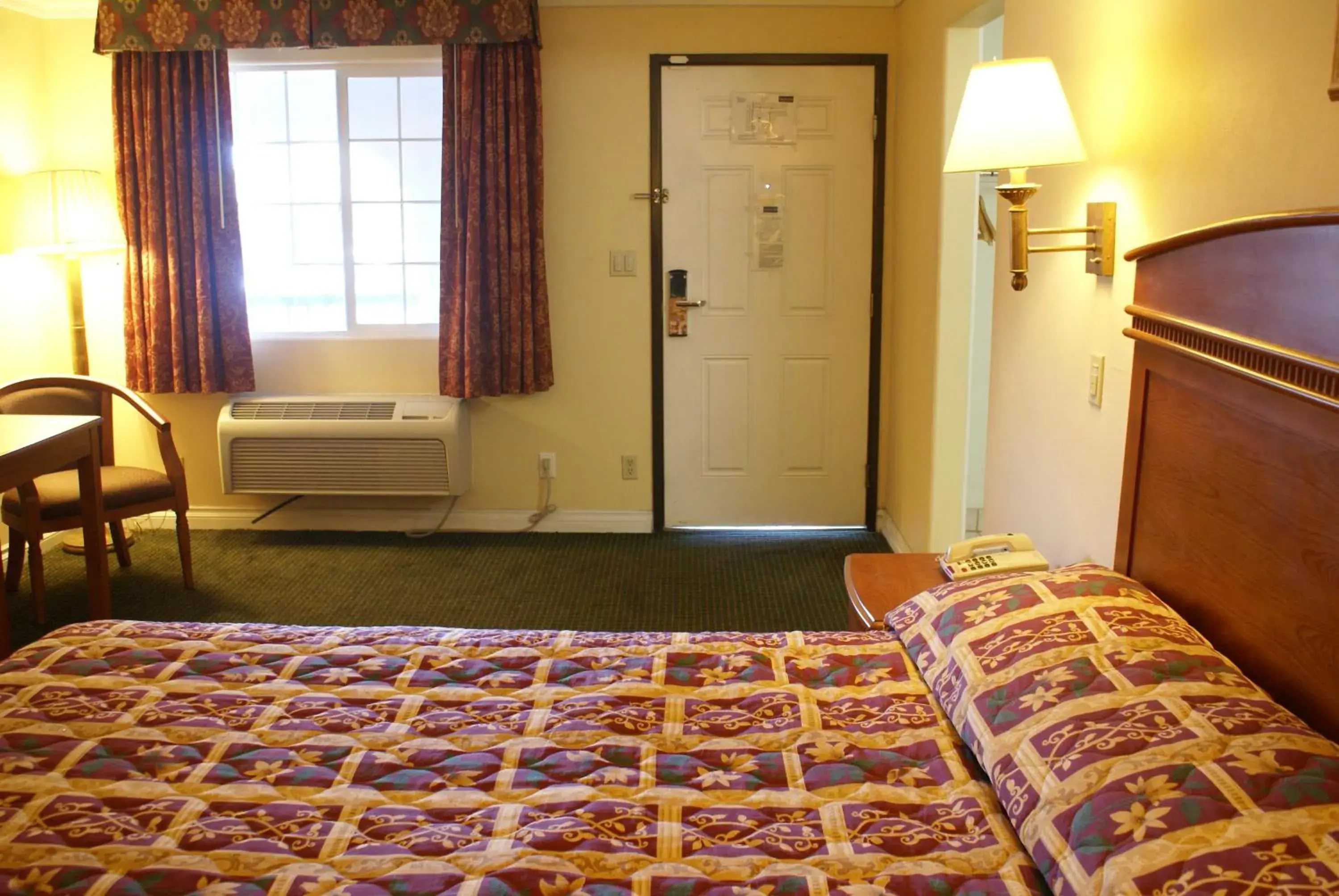 Bedroom, Bed in Colony Inn