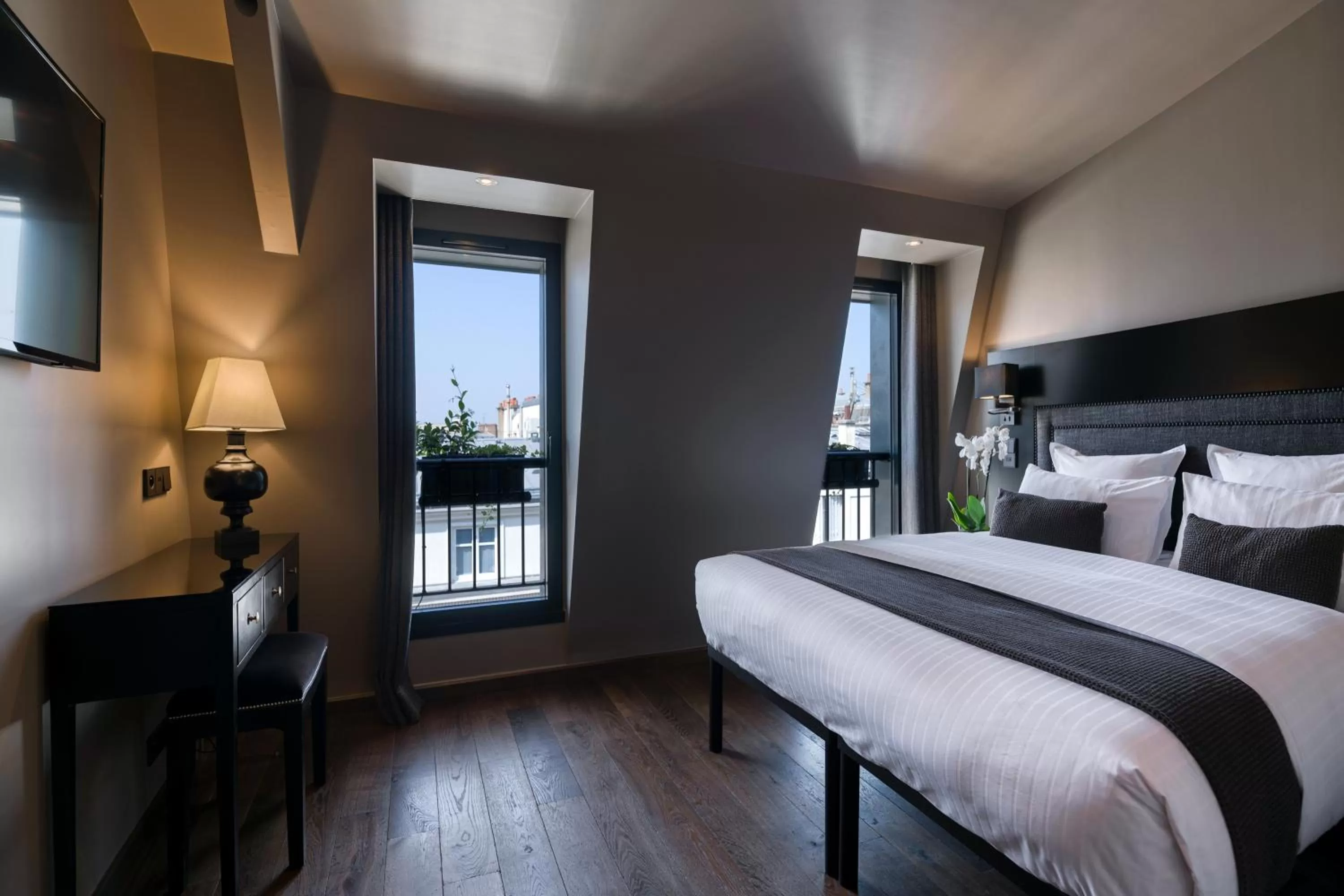 Photo of the whole room, Bed in B Montmartre