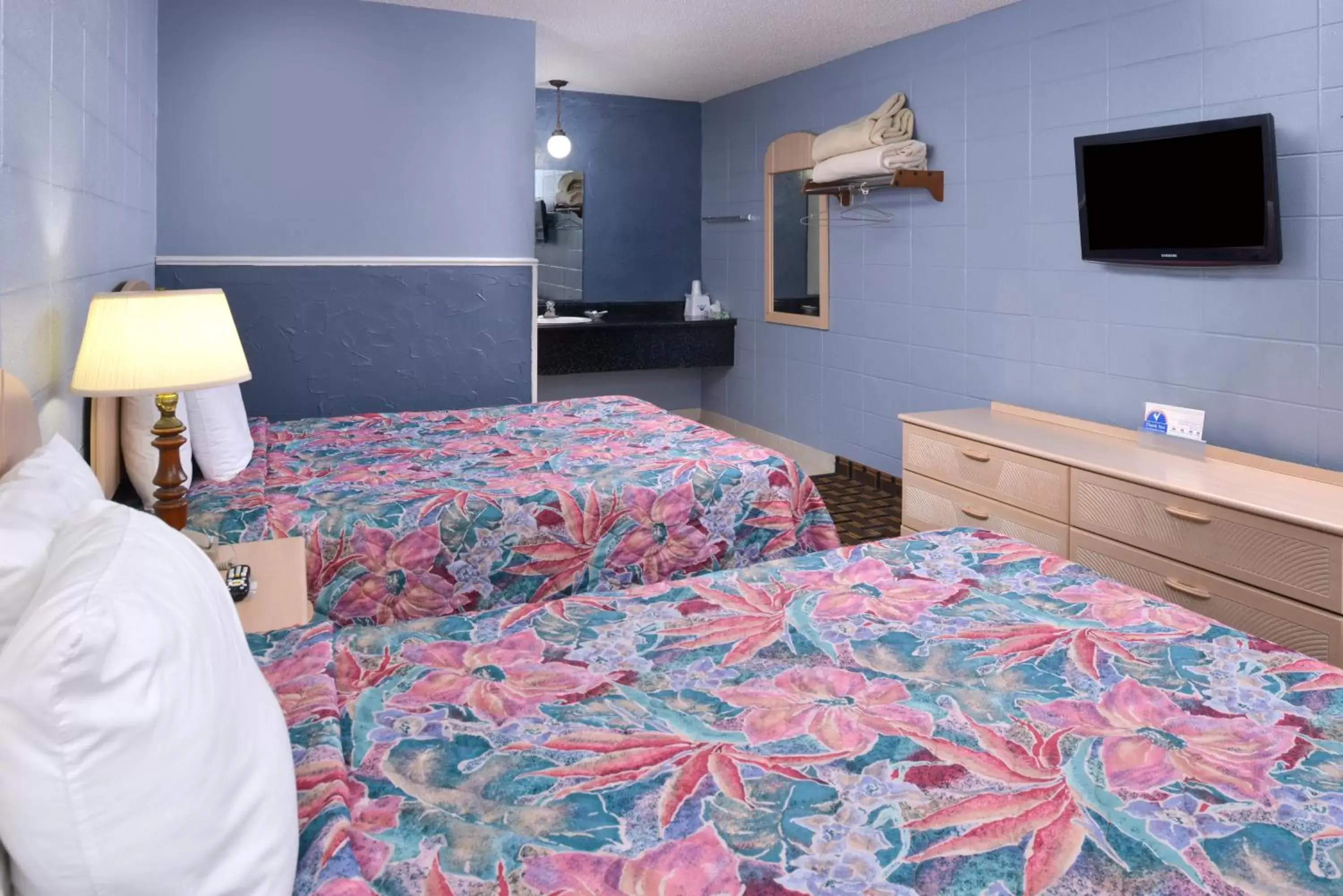Bedroom, Bed in Americas Best Value Inn & Suites Branson - Near The Strip