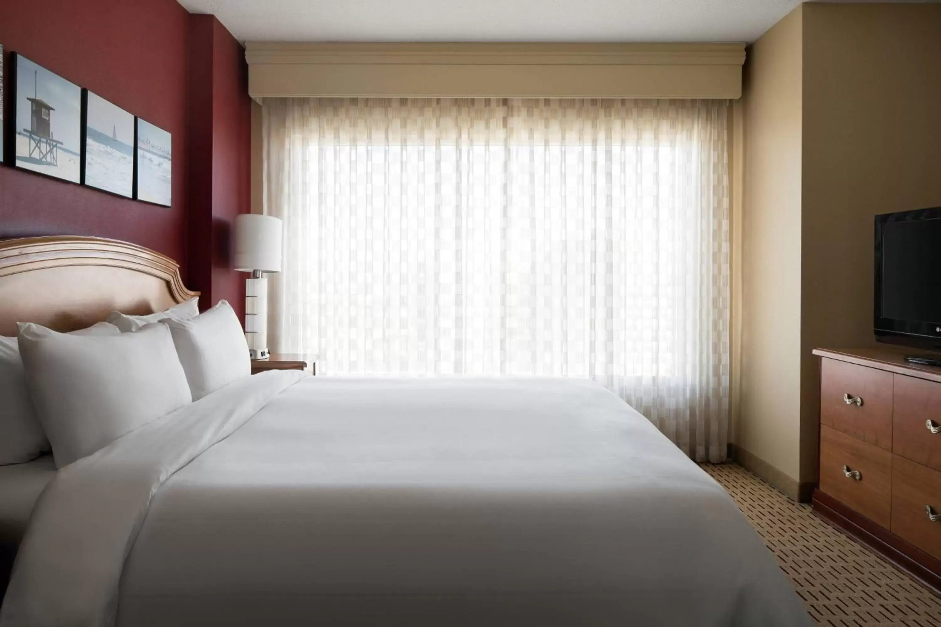 Bedroom, Bed in Anaheim Marriott Suites