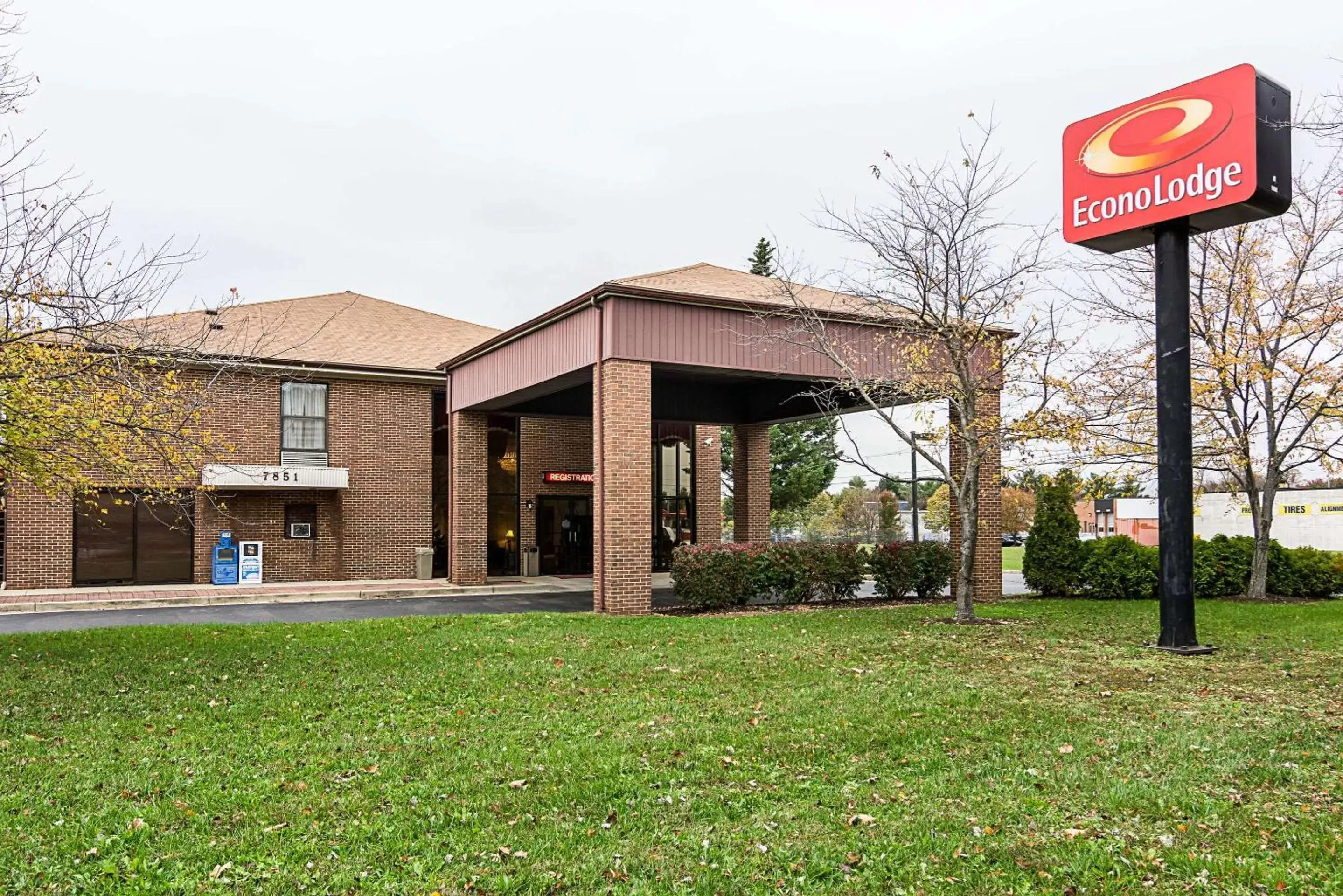 Property Building in Econo Lodge Andrews AFB