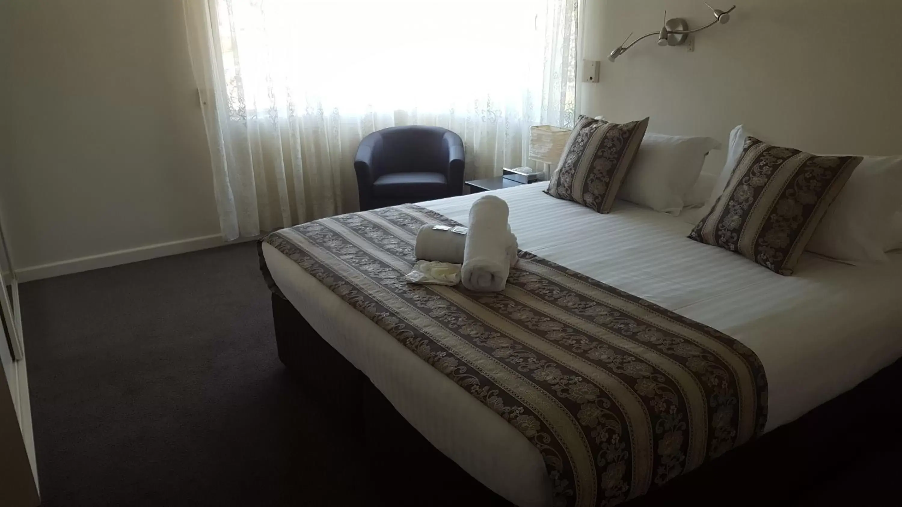 Photo of the whole room, Bed in Balcony On Sixth Lodge