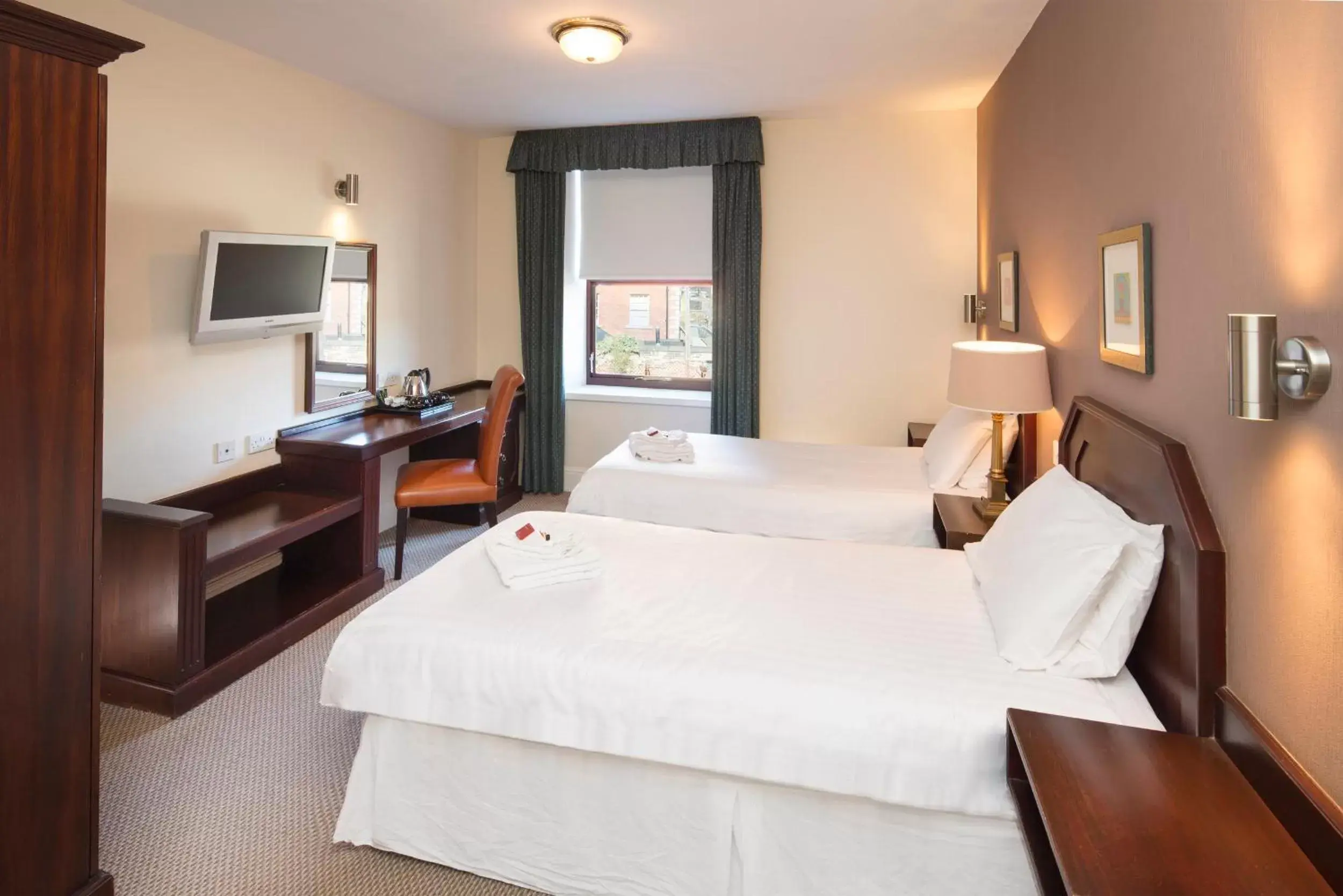 Day, Bed in The Imperial Crown Hotel Day, Bed in The Imperial Crown Hotel