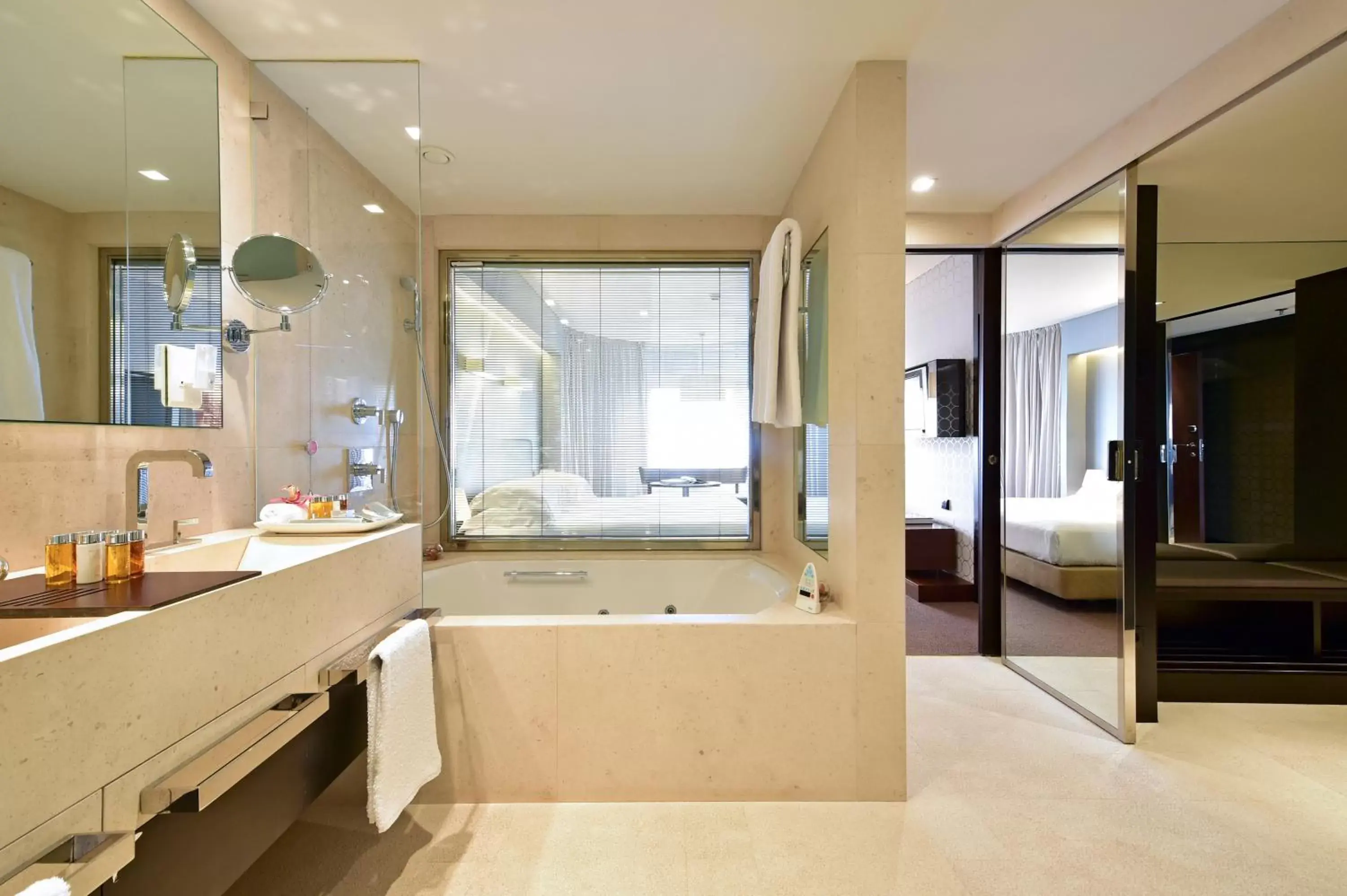 Shower, Bathroom in Porto Palácio Hotel by The Editory