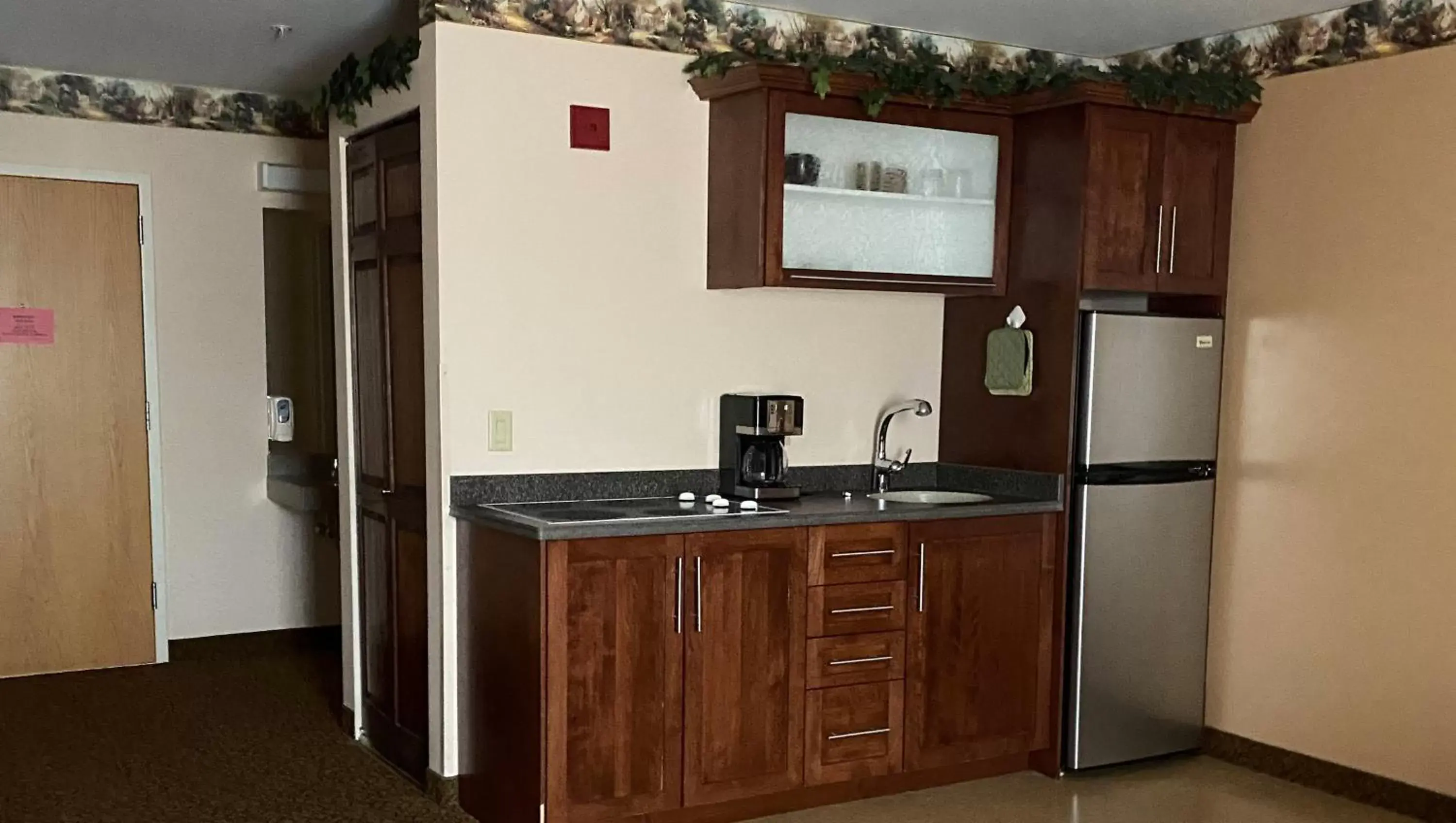 Kitchen or kitchenette, Kitchen/Kitchenette in Ivey's Motor Lodge