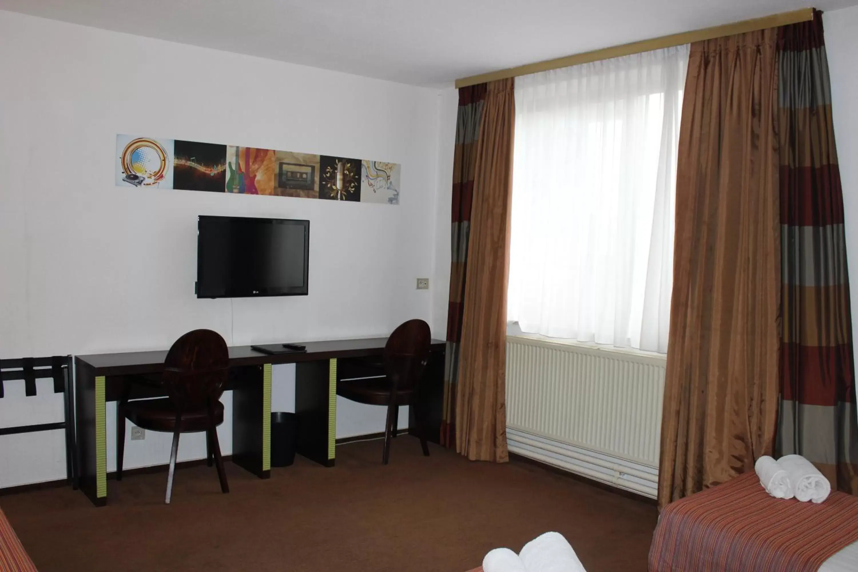 Seating area, TV/Entertainment Center in Hotel Floris Arlequin Grand-Place