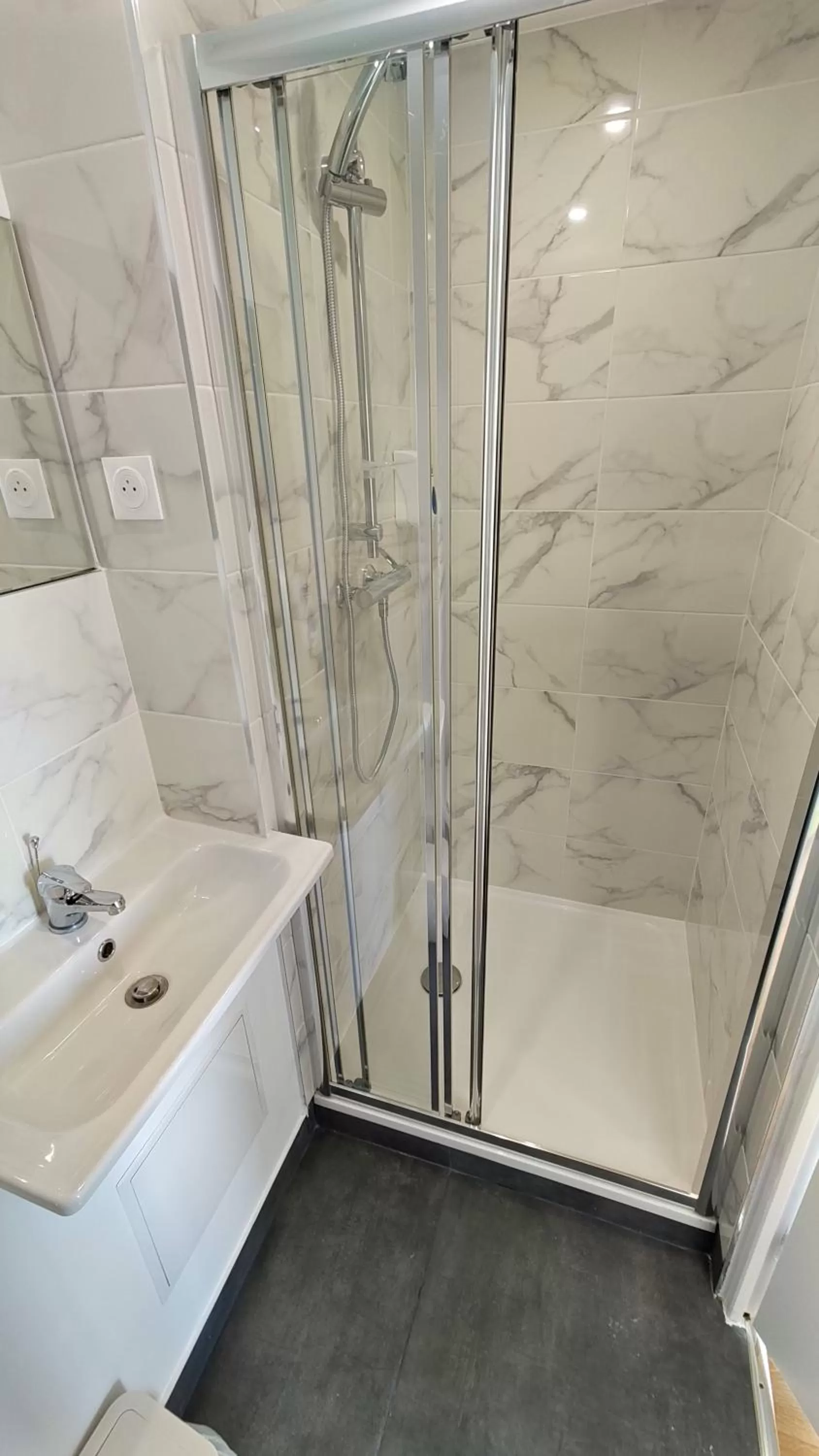 Shower in Fasthotel Well Inn Mâcon sud - un hôtel FH Confort