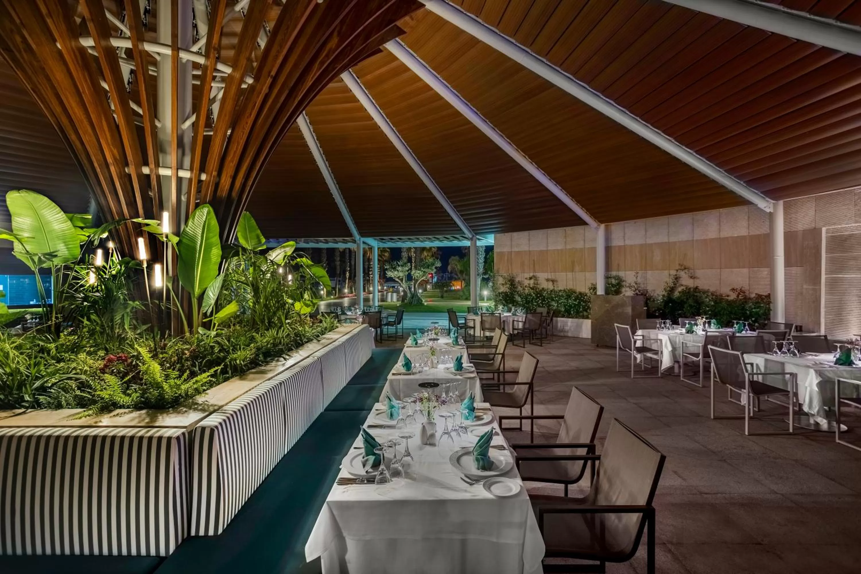 Restaurant/places to eat in Calista Luxury Resort